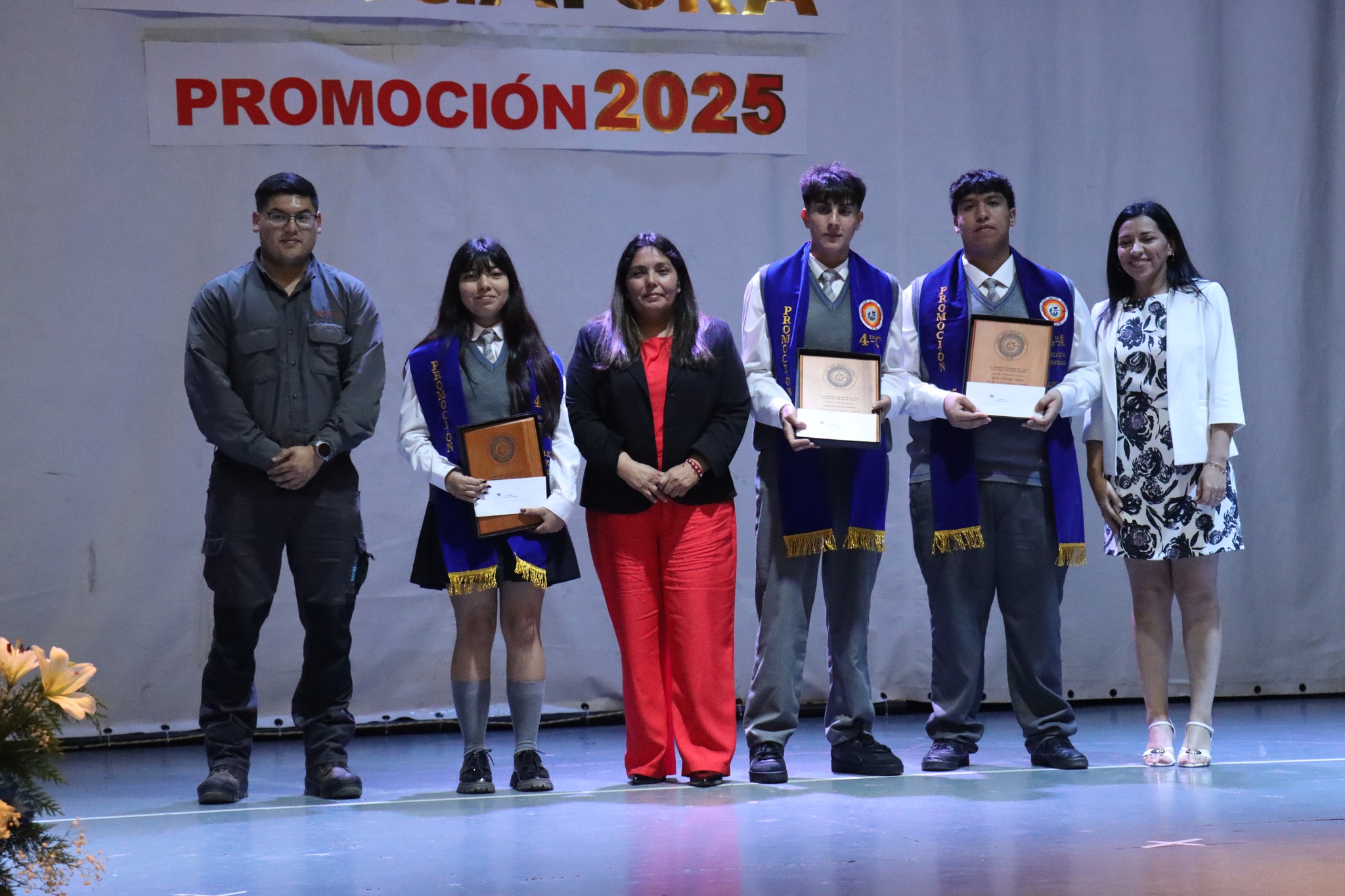 Estudiantes del Liceo Politécnico José Miguel Quiroz de Taltal reciben reconocimiento durante la ceremonia de Licenciatura Promoción 2025 en el Centro Cultural.