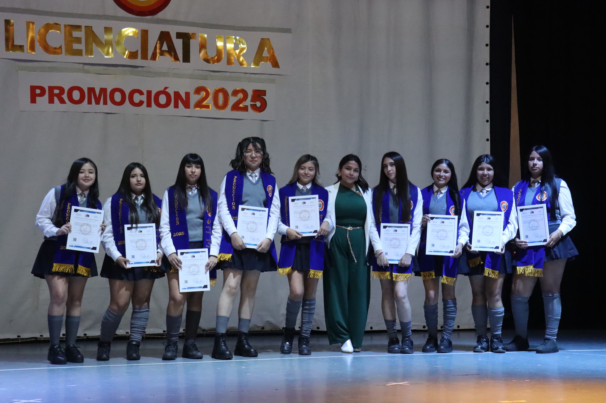 Alumnas del Liceo Politécnico de Taltal posan con sus licencias de Educación Media Técnico Profesional en la ceremonia de licenciatura promoción 2025.