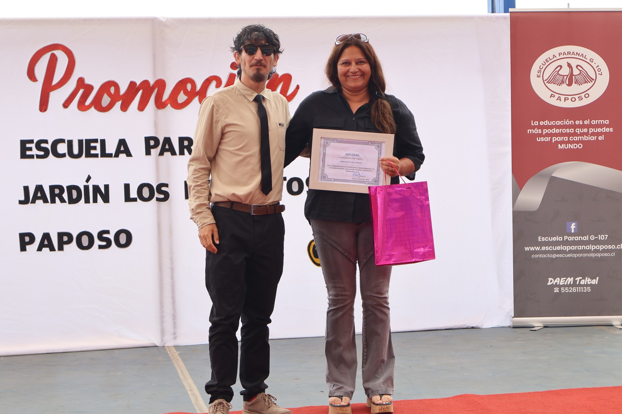 Entrega de reconocimiento a apoderada en la ceremonia de licenciatura de la Escuela Paranal de Paposo 2025.