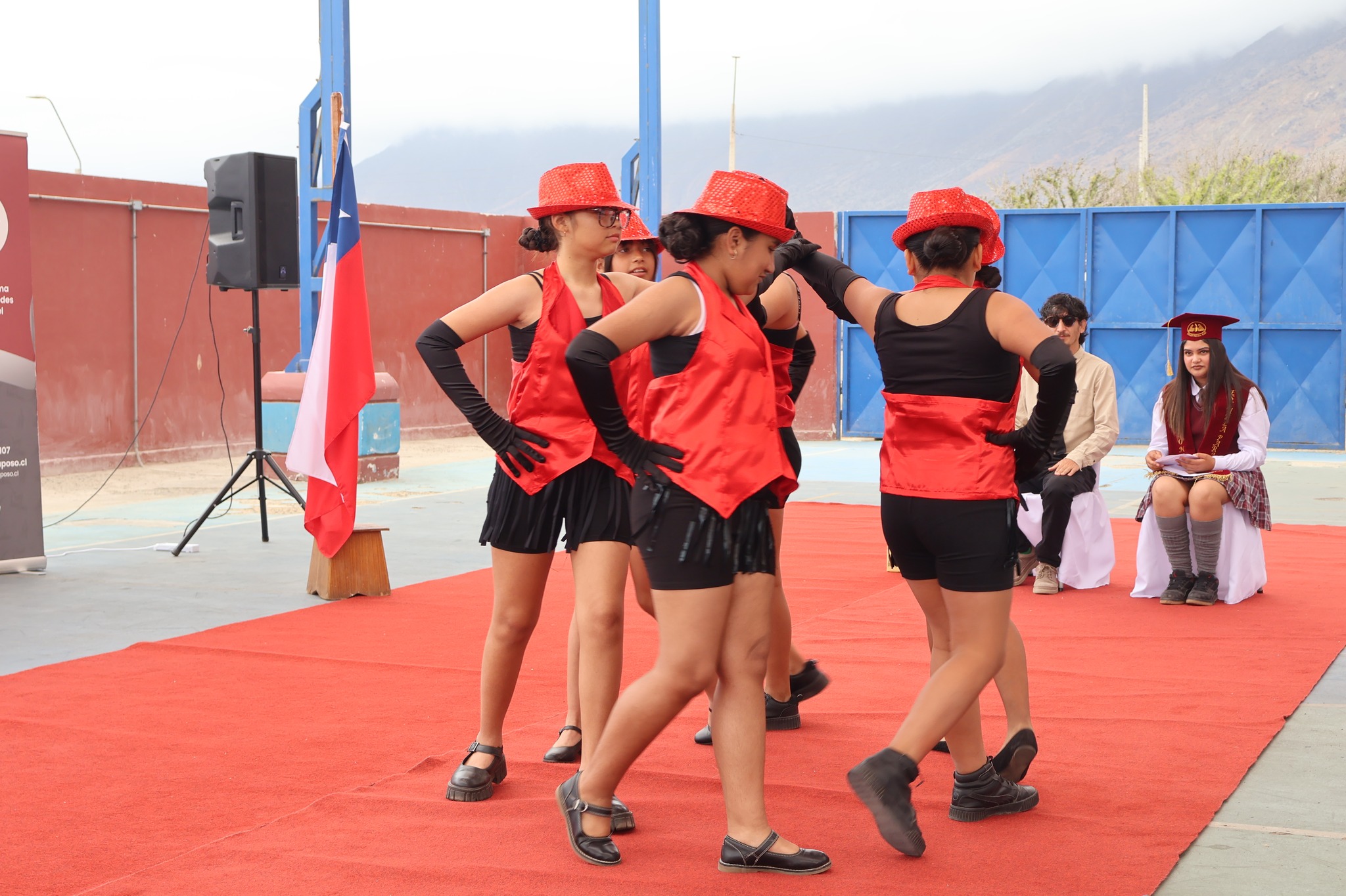 Presentación artística marca el cierre de la ceremonia de licenciatura 2025 en la Escuela Paranal de Paposo.