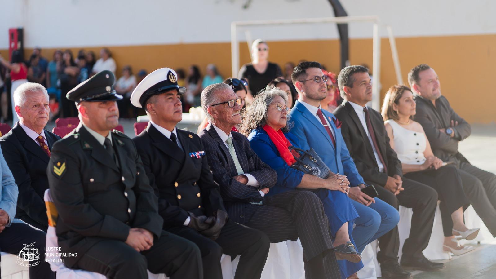 Autoridades locales y representantes de las fuerzas de orden sentados en la ceremonia oficial de licenciatura.