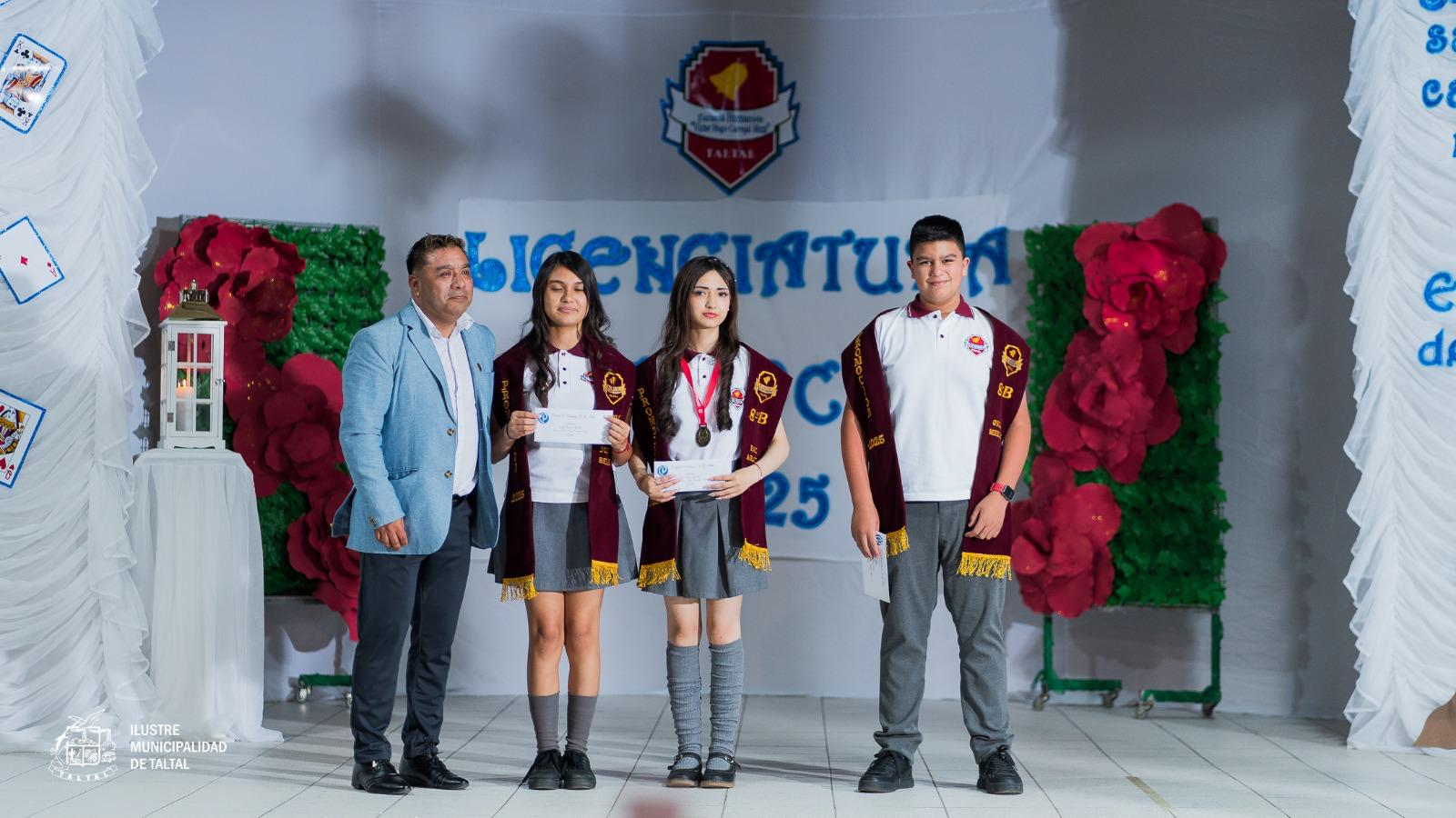 Estudiantes destacados reciben estímulos académicos en su ceremonia de fin de año.