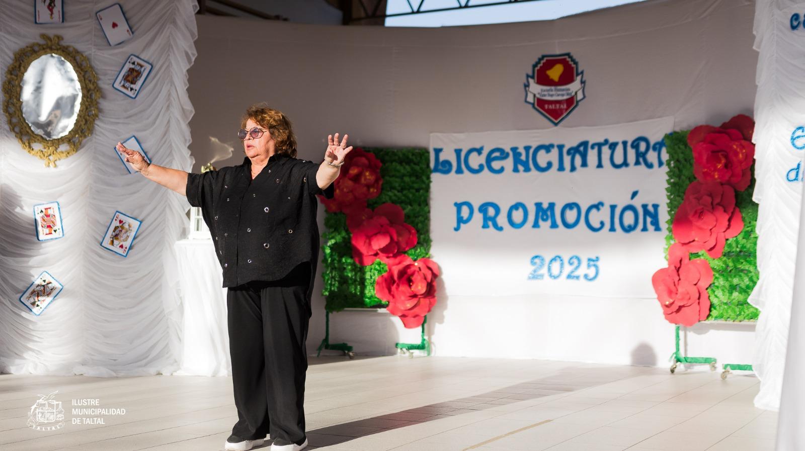 Profesora Ariana Pérez guía la entonación del himno nacional chileno durante el acto de licenciatura.