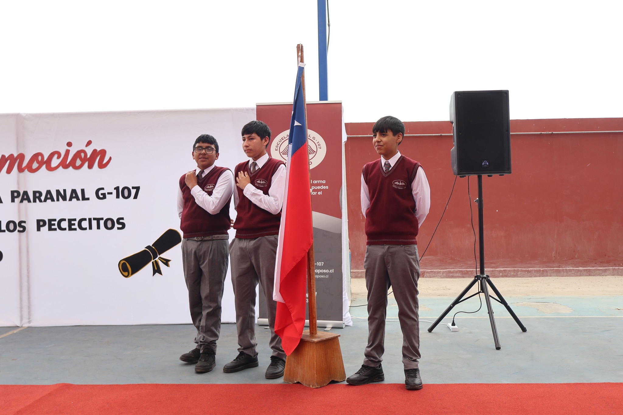 Estudiantes participan en el acto cívico con el pabellón nacional durante la licenciatura 2025 de la Escuela Paranal.