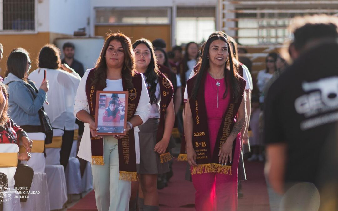 Escuela Humanista Víctor Hugo Carvajal Meza realizó emotiva licenciatura de 8° básico y homenajeó a Benjamín González (QEPD)