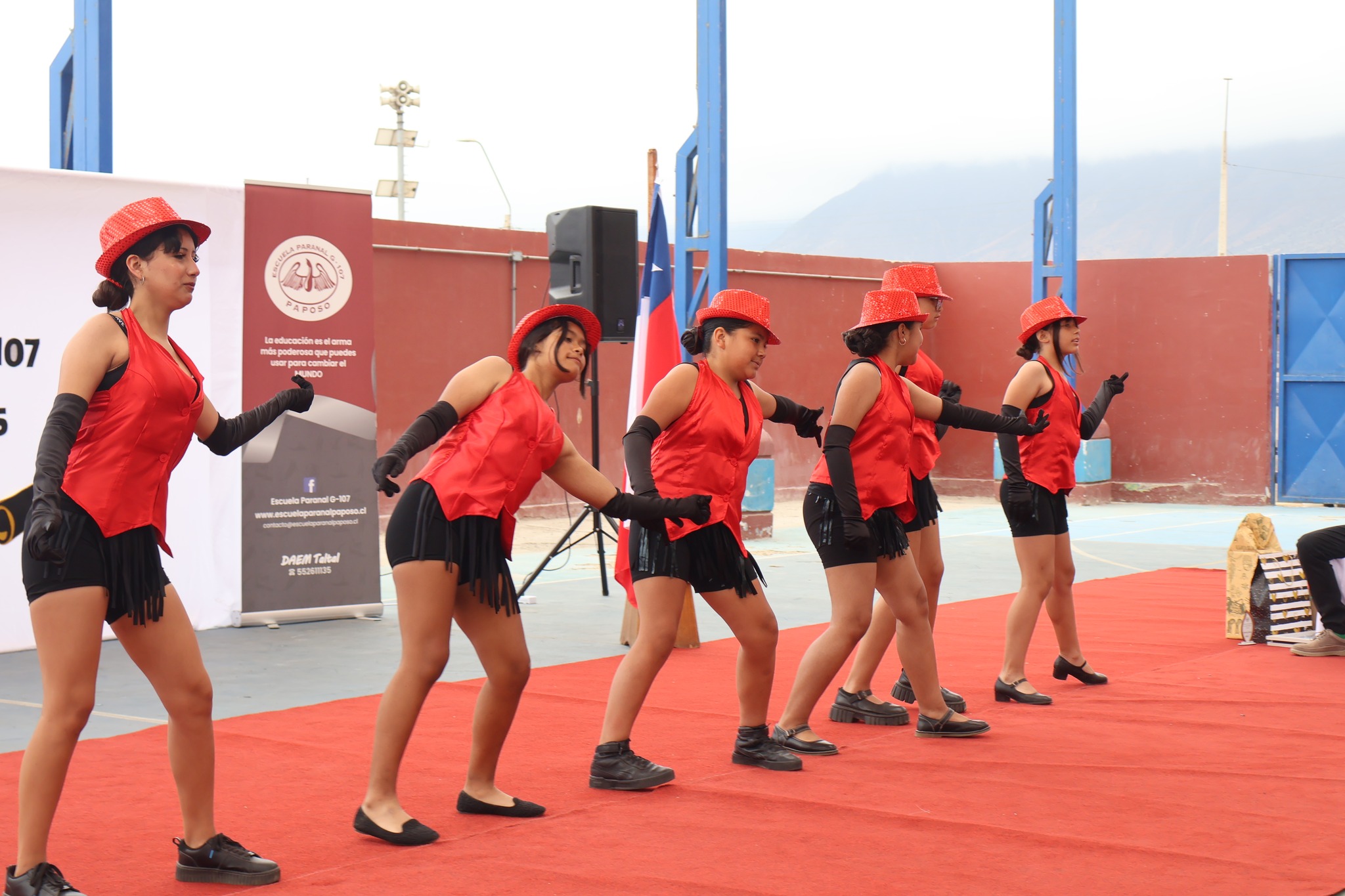 Estudiantes de la Escuela Paranal de Paposo realizan presentación de jazz durante la ceremonia de licenciatura 2025.