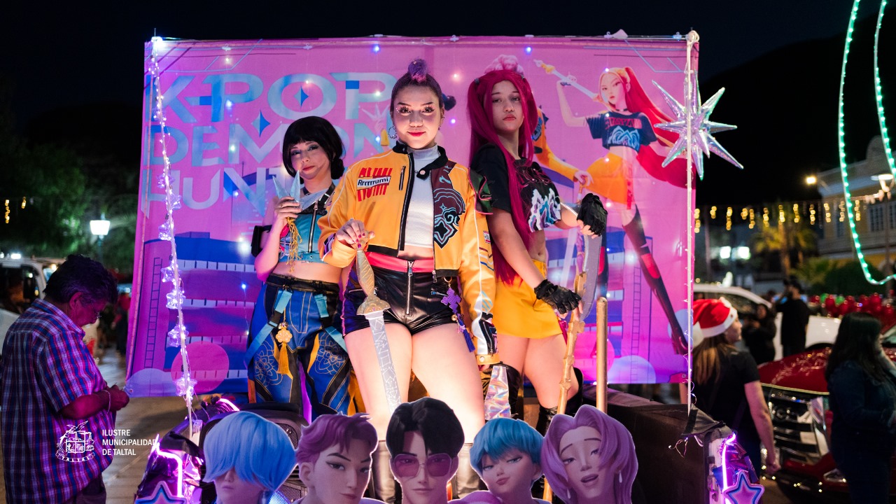 Carro alegórico temático con presentación de baile y vestuario estilo K-pop durante la Caravana Navideña en Taltal.