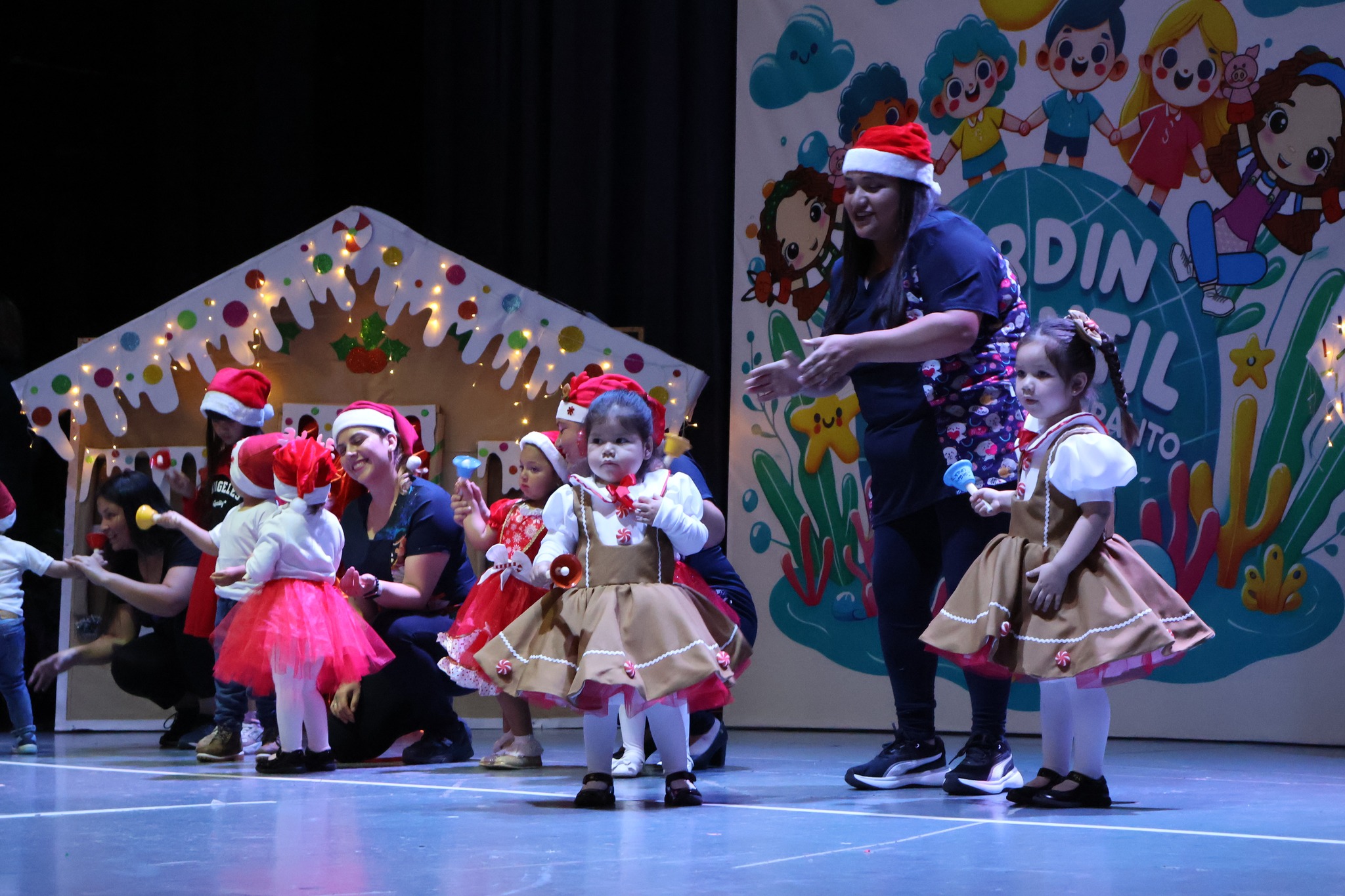 Presentación de bailes navideños protagonizada por párvulos del Jardín Infantil Coralito en su graduación 2025.