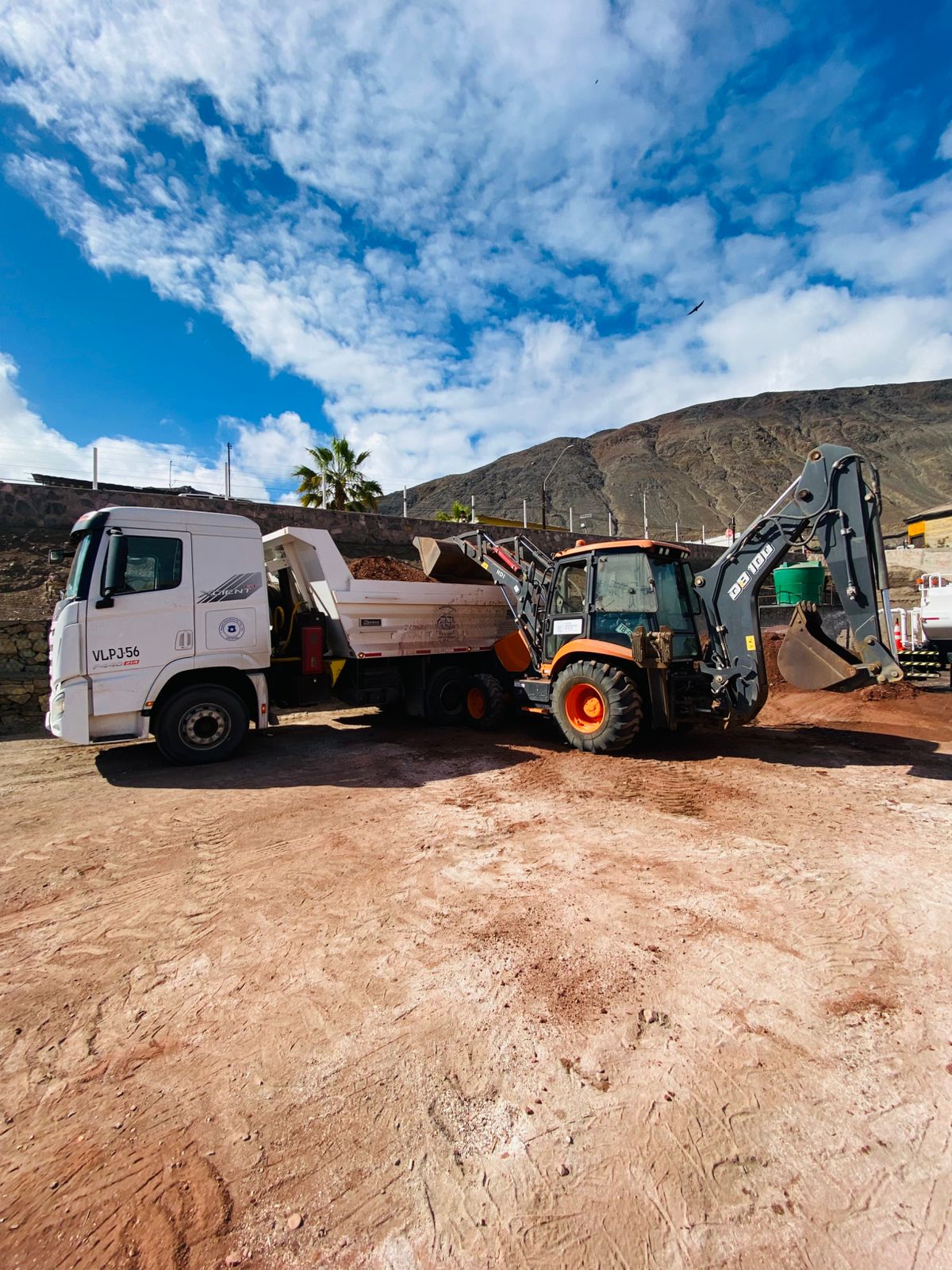 Maquinaria municipal realizando trabajos de mejoramiento en la cancha de futbolito de Taltal.