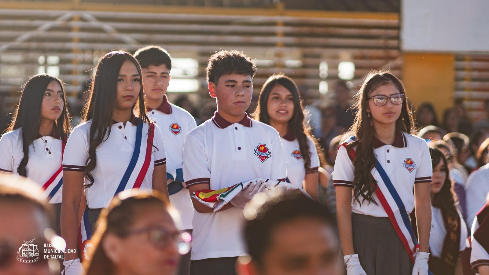 Estudiantes que forman parte de la escolta del estandarte nacional en posición oficial.