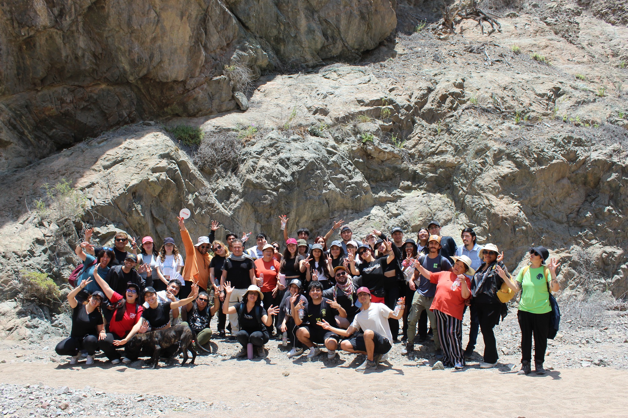 Estudiantes de la Universidad de Antofagasta participando en jornada de herbolaria Changa en Taltal.