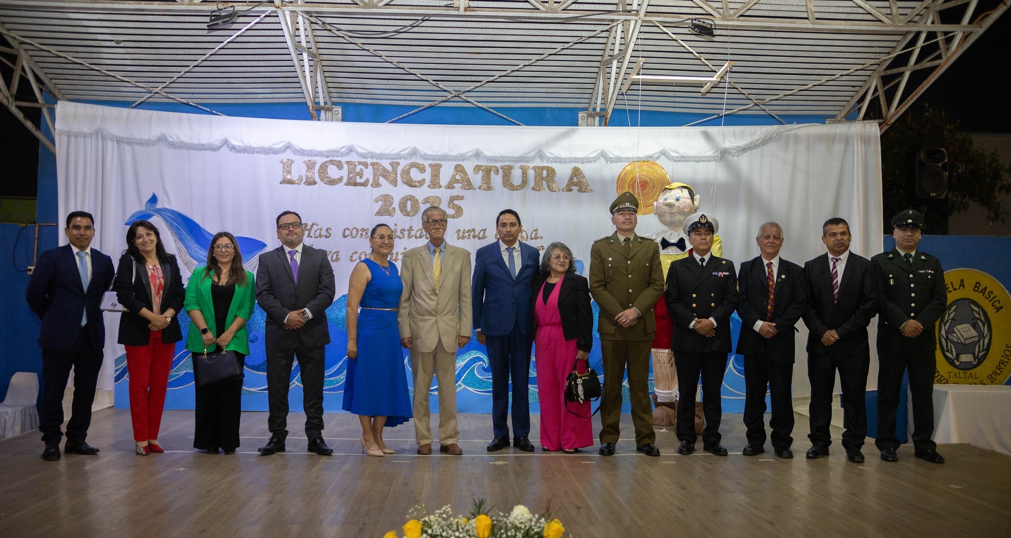 Formación completa de autoridades municipales y educativas en el escenario<br />
