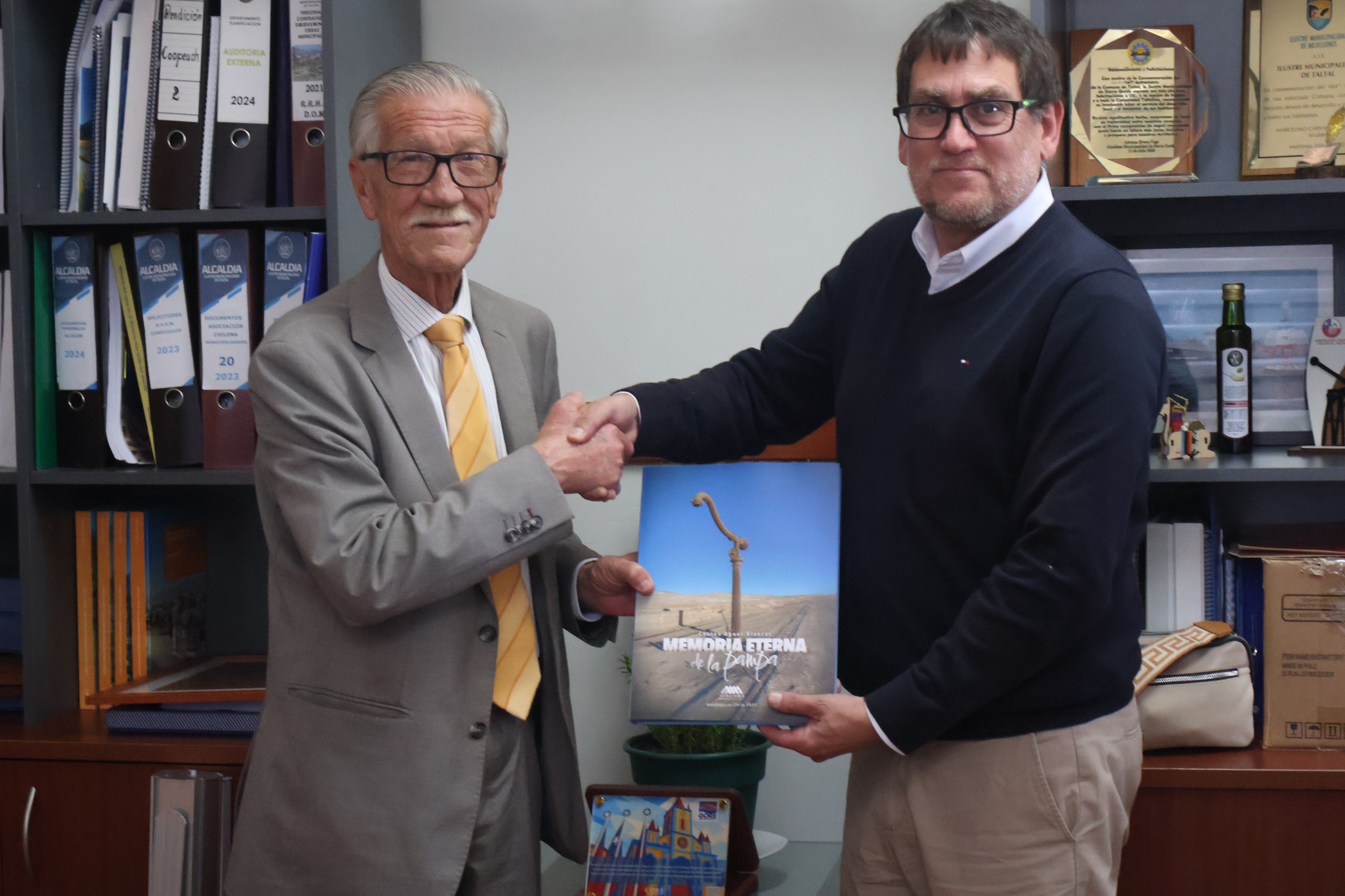 Saludo protocolar y entrega del libro “Memoria Eterna de la Pampa” en reunión entre municipio y Atacama Mineral.