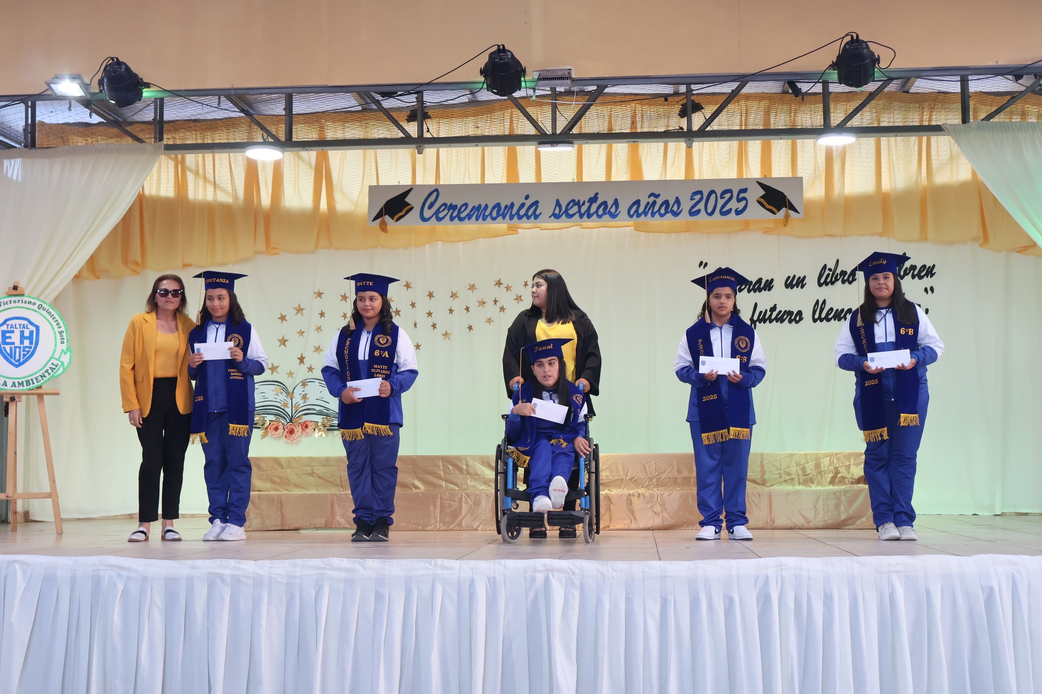 Estudiantes en escenario reciben estímulos durante ceremonia de sextos años 2025.