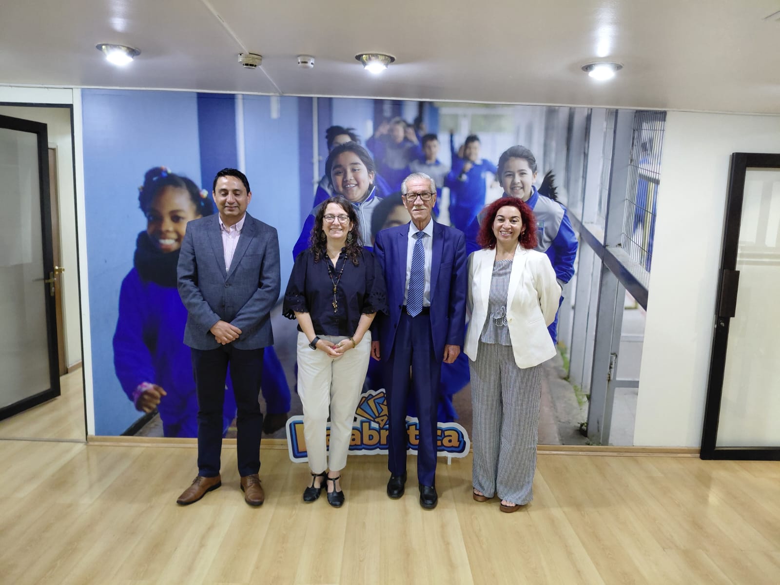 Municipalidad informó reunión del alcalde Mario Acuña con la subsecretaria Alejandra Arratia para revisar carga horaria docente, matrícula efectiva y PADEM 2026 ante la transición al SLEP en 2026.