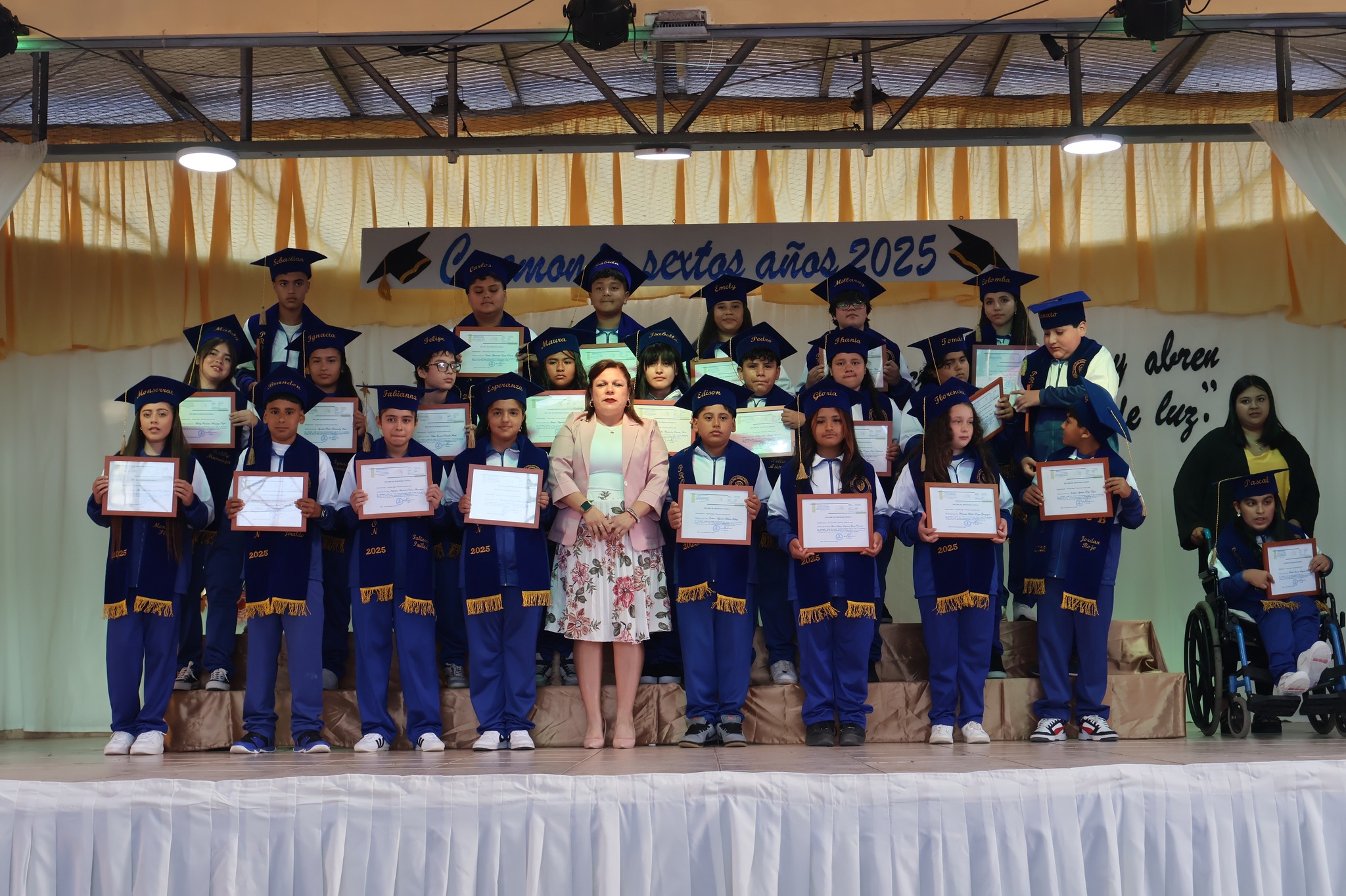 Foto grupal del curso con certificaciones en ceremonia de sextos años 2025.
