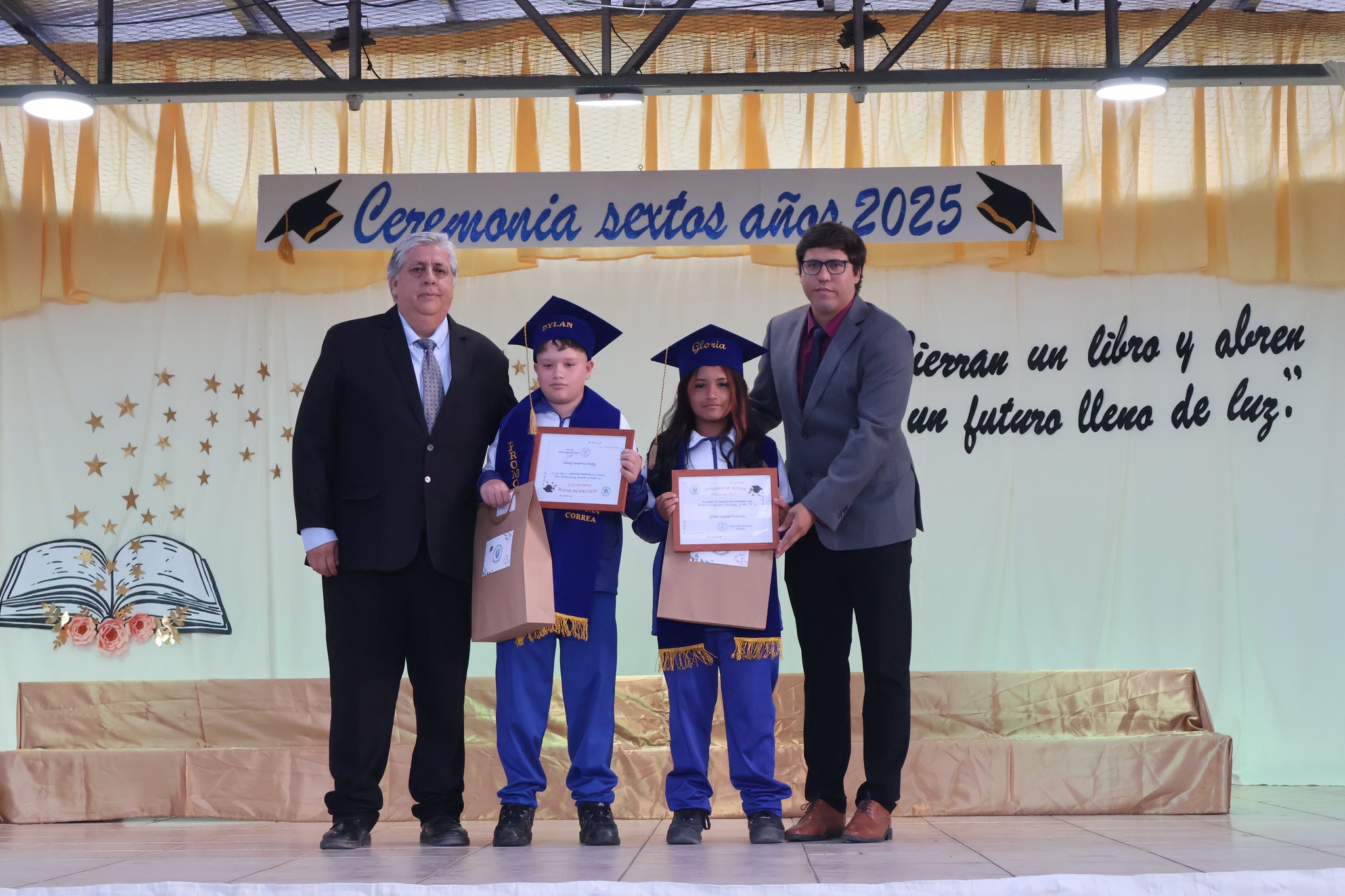 Estudiantes posan con regalos y diplomas tras recibir reconocimiento en ceremonia 2025.
