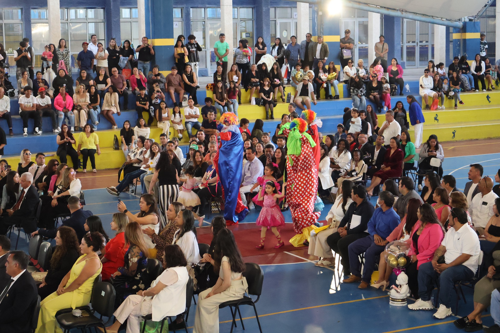 Intervención artística anima la ceremonia de licenciatura 2025<br />
