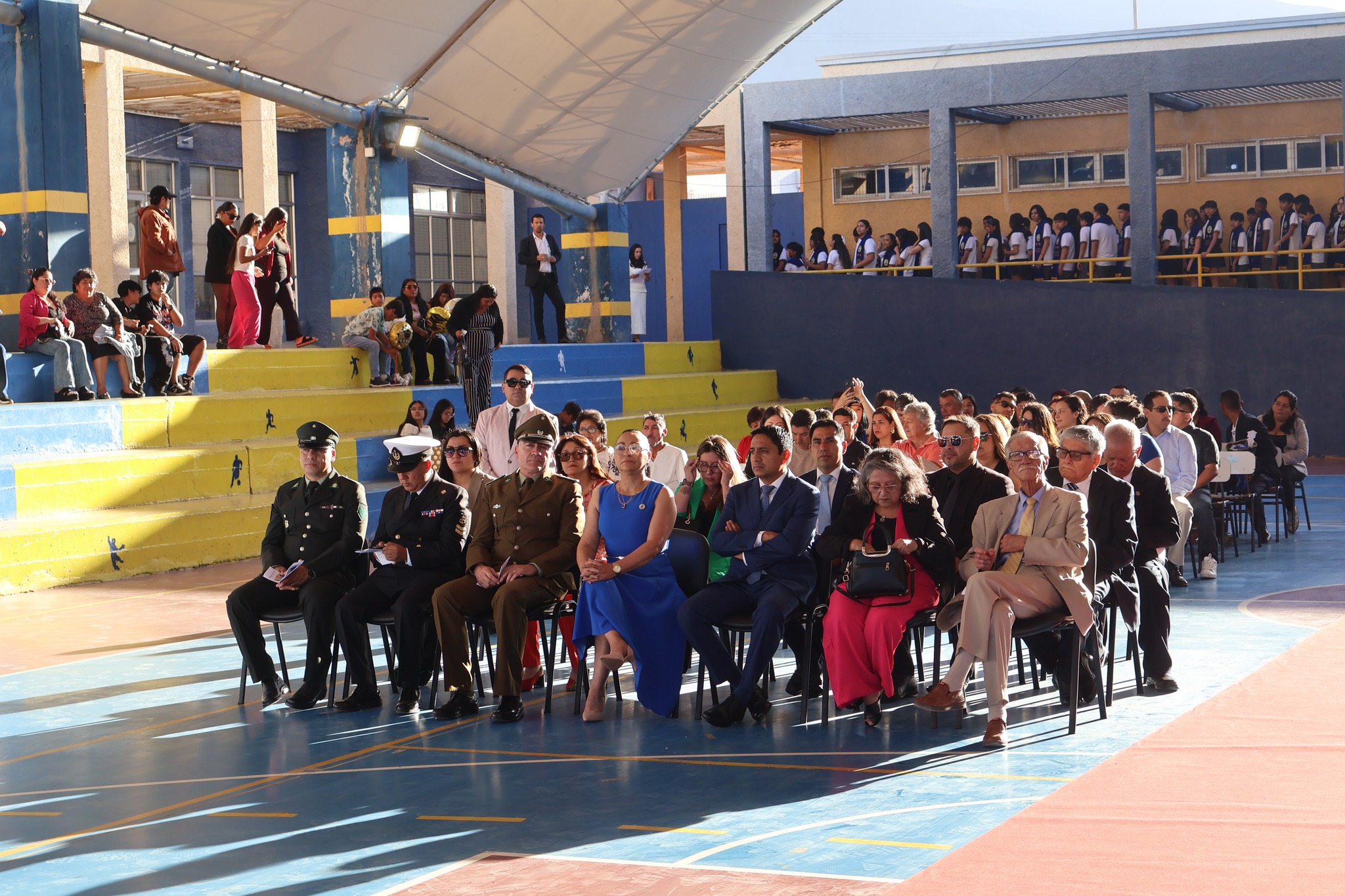Autoridades comunales, docentes y familias presentes en las dependencias del establecimiento durante el acto solemne.