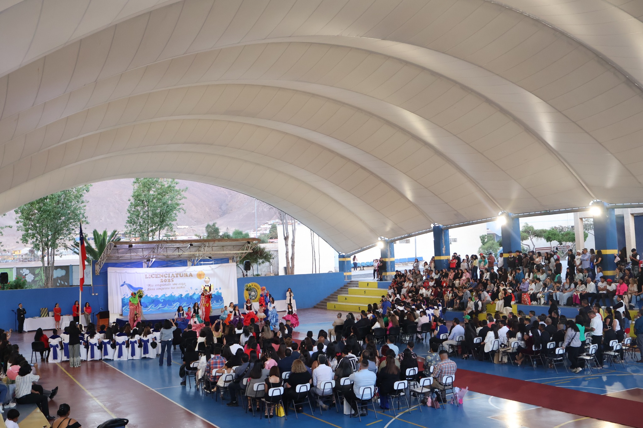 Detalle del escenario decorado para la ceremonia de licenciatura de la Promoción 2025.