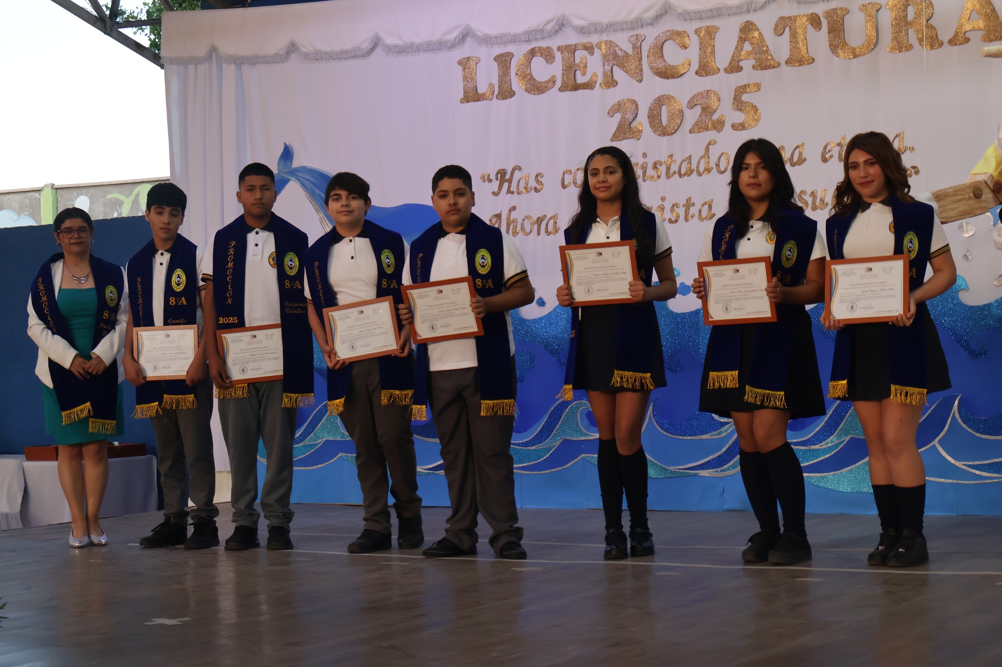 Grupo de estudiantes posa con diplomas durante la licenciatura 2025<br />
