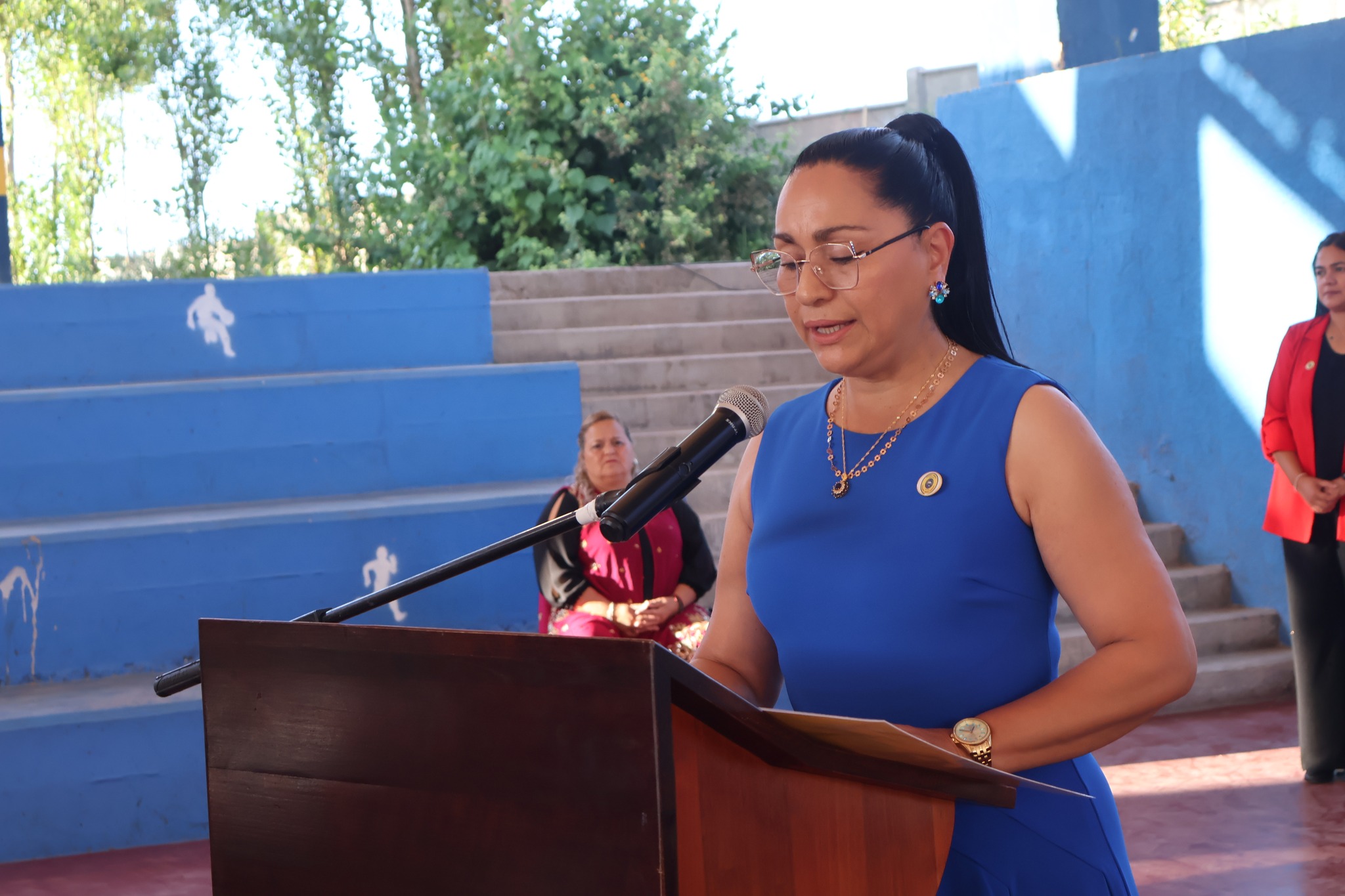 Autoridad educativa entrega discurso durante la ceremonia de licenciatura 2025<br />
