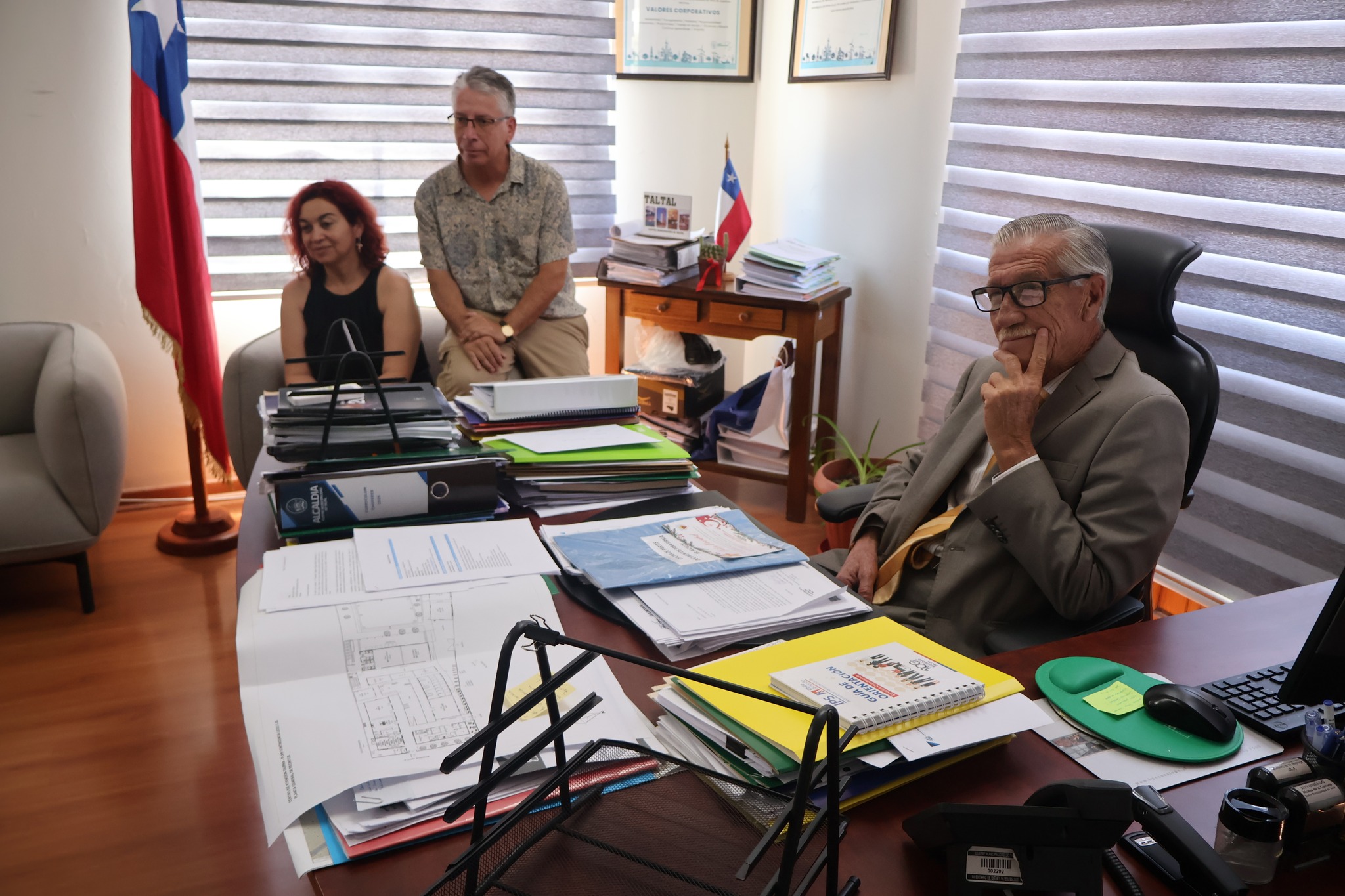 Reunión de coordinación en oficina municipal de Taltal con participación de delegación visitante y equipo local.
