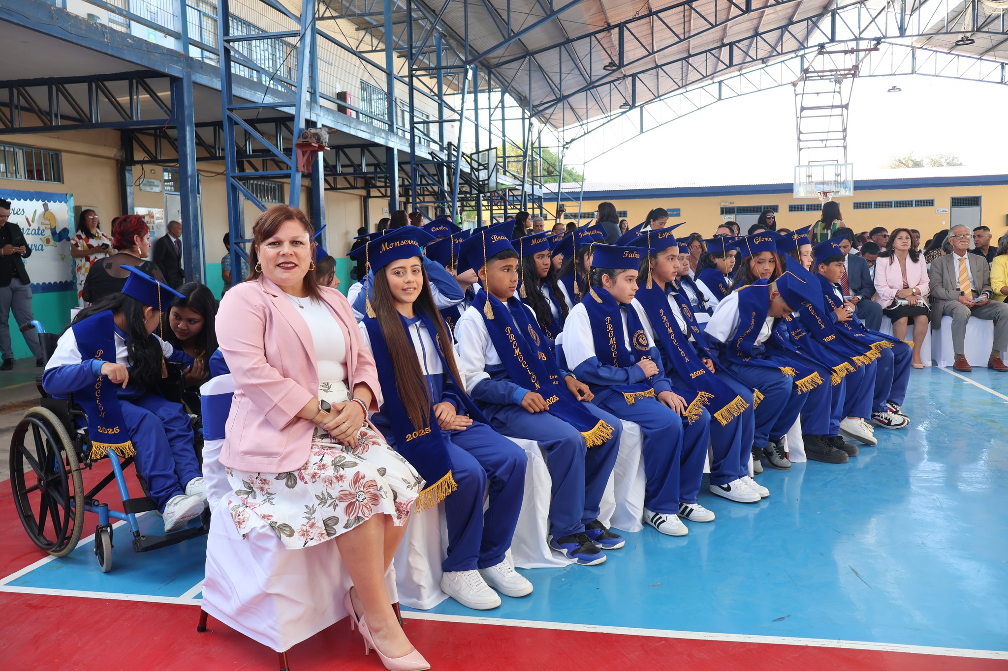 Curso 6° posa con su profesora en la ceremonia de sextos años 2025 en Taltal.
