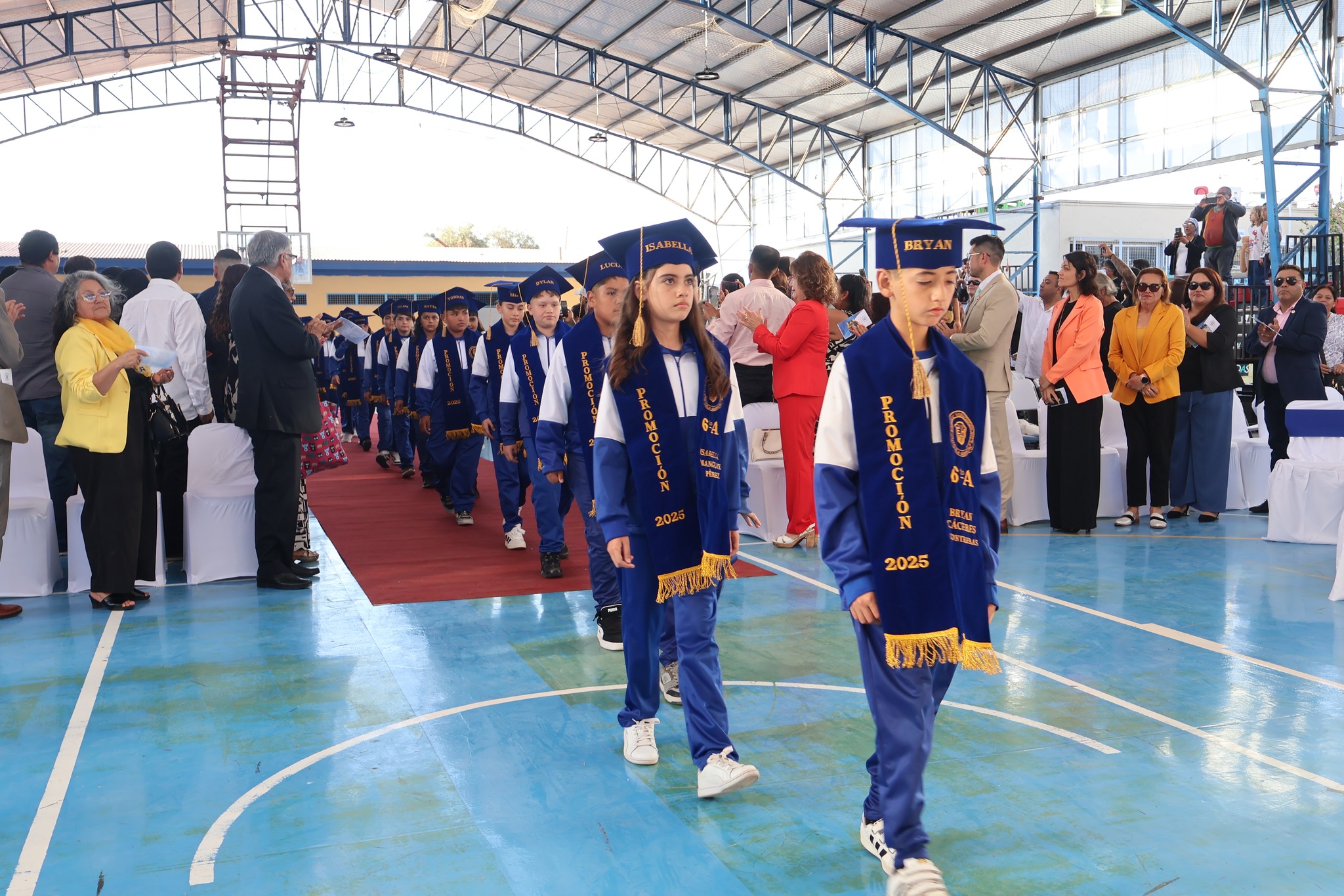 Ingreso de estudiantes en formación durante la ceremonia de sextos años 2025.