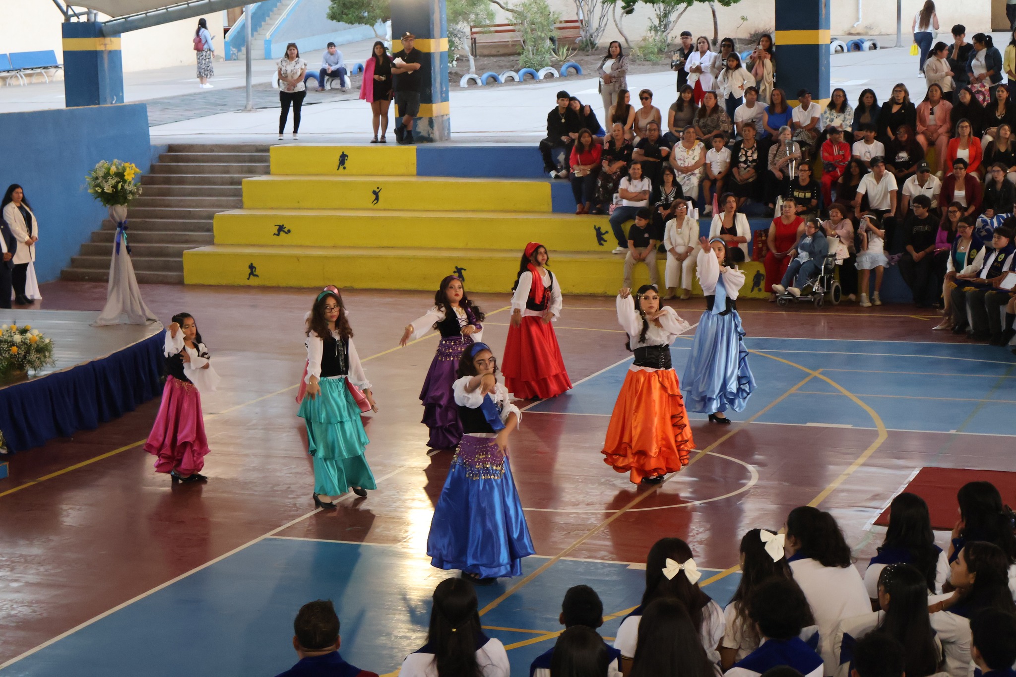 Presentación de baile folclórico durante la ceremonia de licenciatura 2025<br />

