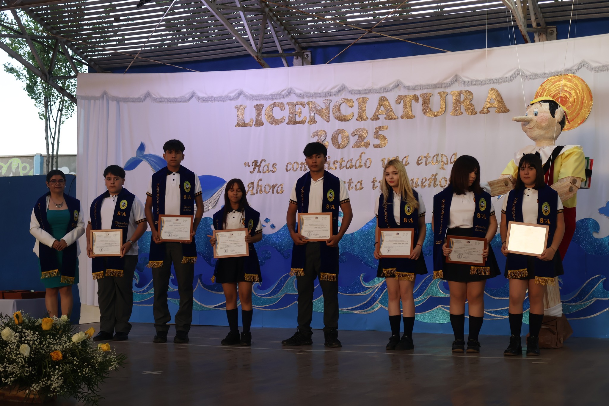 Estudiantes del curso octavo básico reciben diplomas en el escenario<br />
