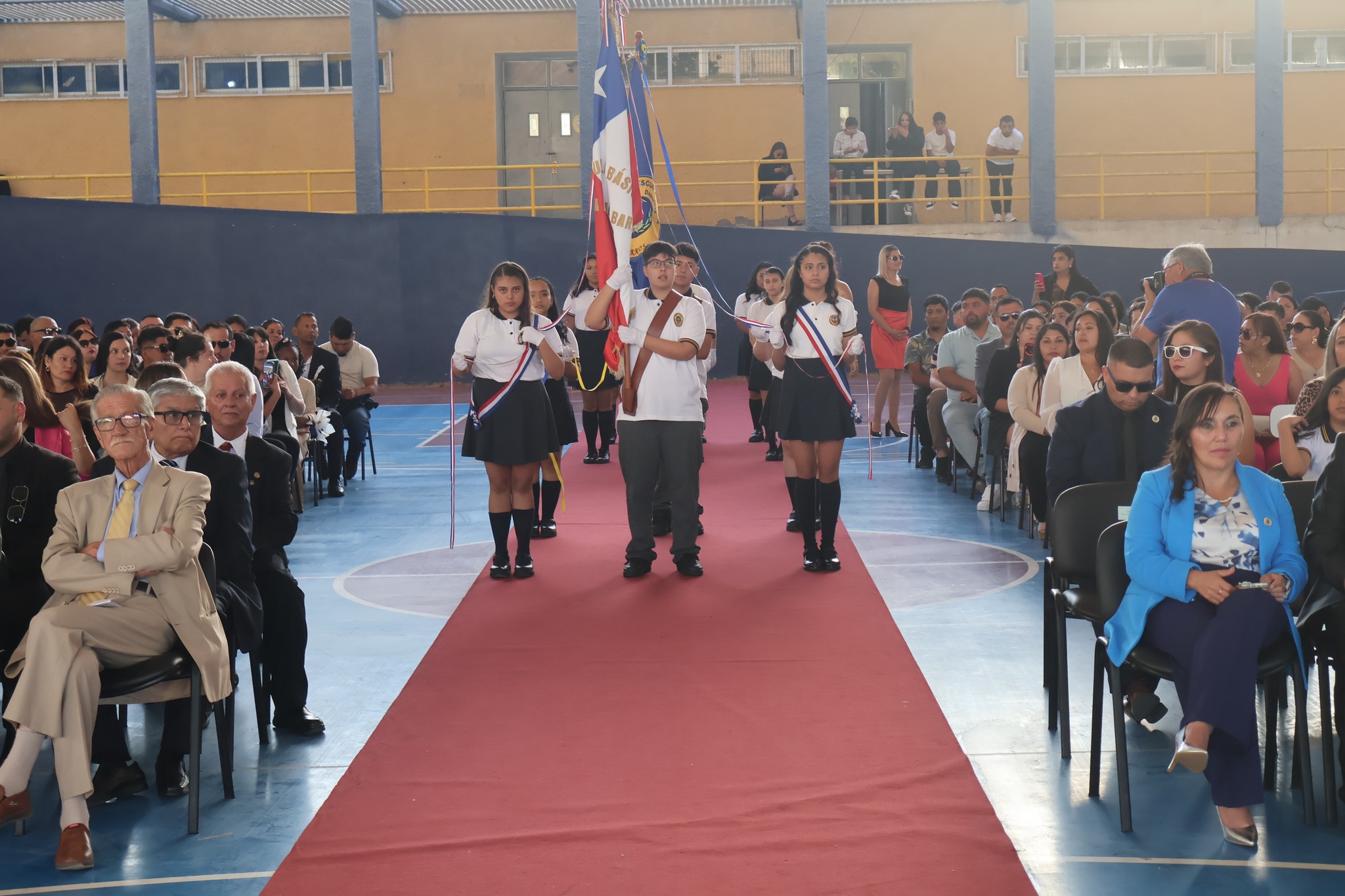 Ingreso de abanderados por el pasillo central en la licenciatura 2025<br />
