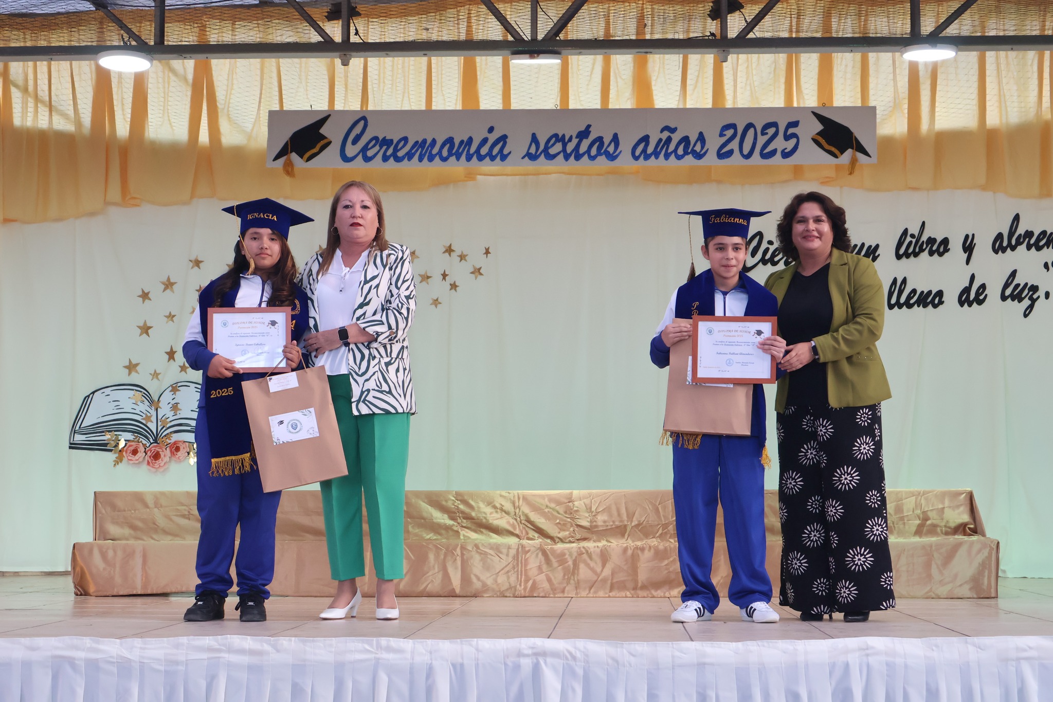 Estudiantes con certificados posan junto a representantes de la comunidad educativa.