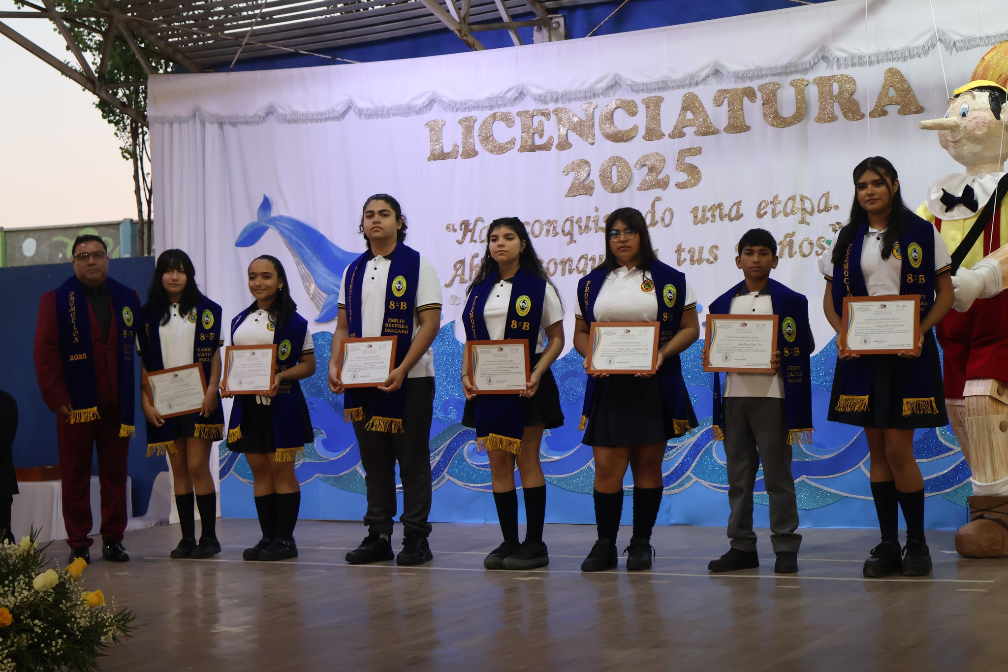 Estudiantes del curso 8° básico posan con sus diplomas de licenciatura 2025<br />
