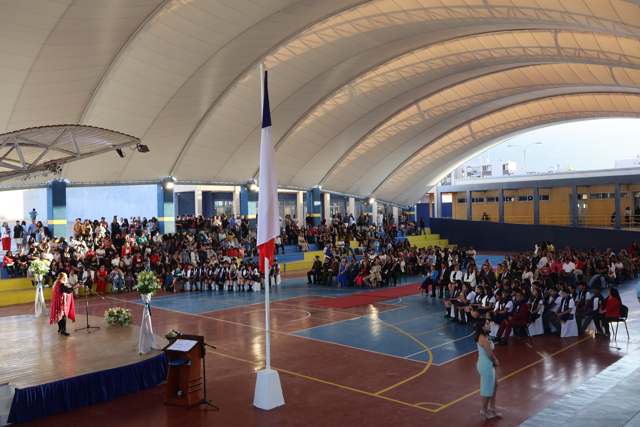 Familias y apoderados asisten a la ceremonia de licenciatura 2025<br />
