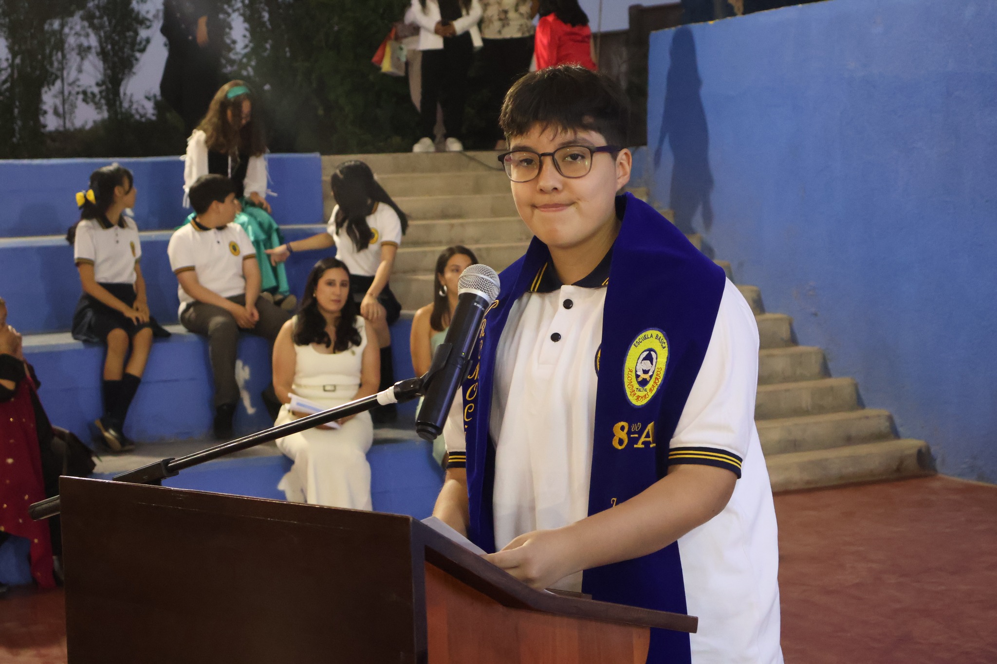 Estudiante de octavo básico realiza discurso durante la ceremonia de licenciatura 2025