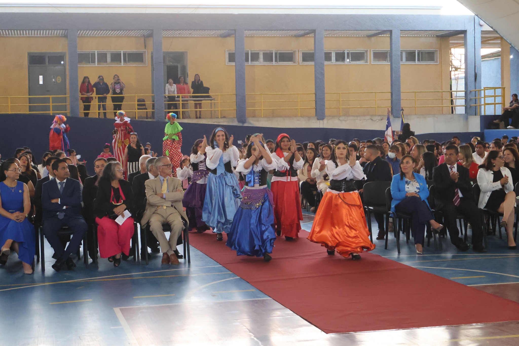 Estudiantes de la Escuela Deportiva Alondra Rojas Barrios realizan una coreografía artística durante la gala.