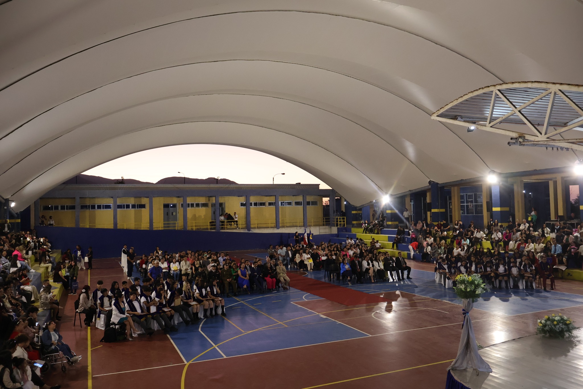 Estudiantes de los cursos Octavo A y Octavo B ingresando solemnemente a la ceremonia de licenciatura.