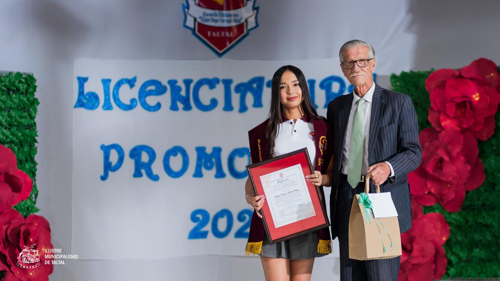 Estudiante destacada recibe un diploma de honor de manos del alcalde de Taltal Mario Acuña en la licenciatura 2025.