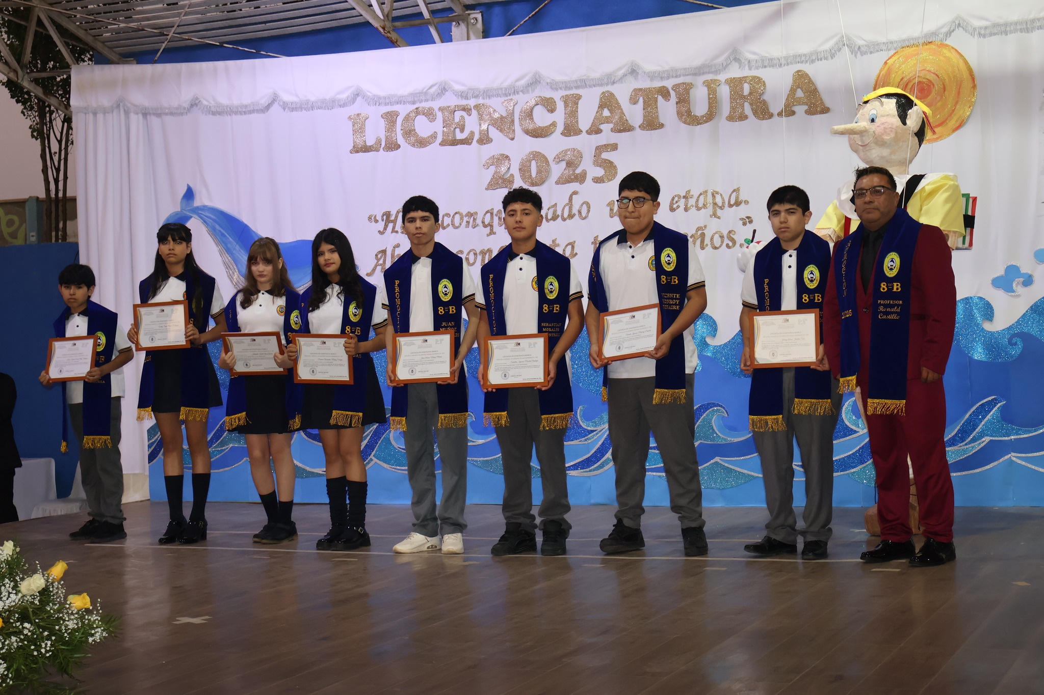 Estudiantes del curso 8° básico durante ceremonia de licenciatura 2025<br />
