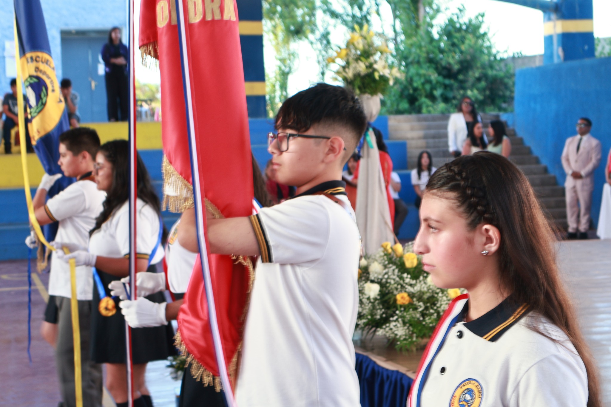 Primer plano del abanderado durante el acto protocolar de licenciatura.<br />
