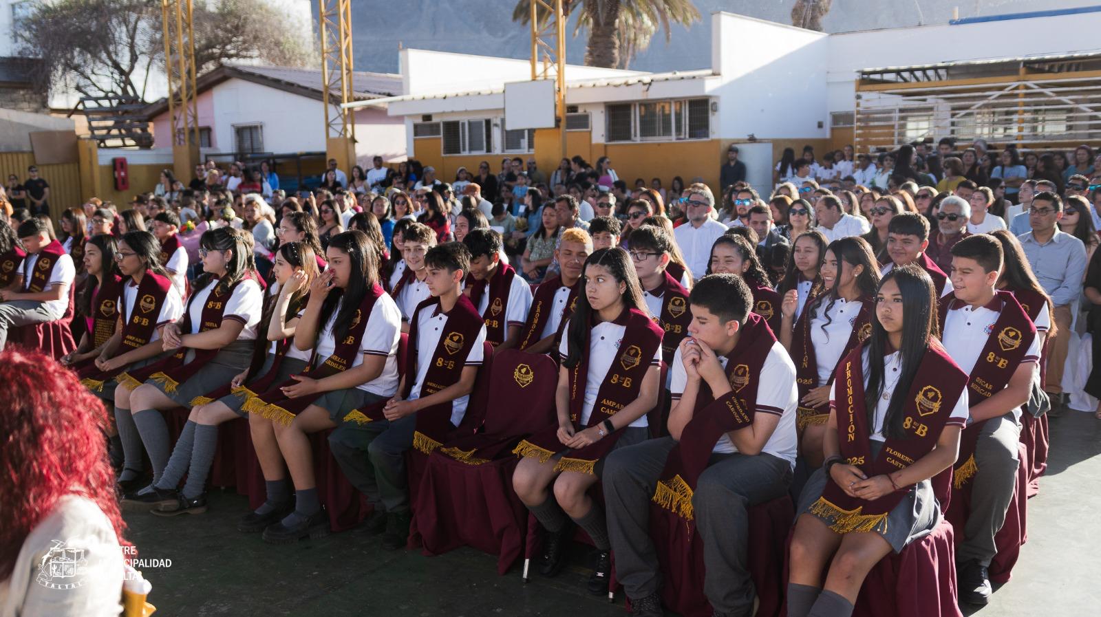 Primer plano de los alumnos de la promoción 2025 sentados esperando su turno de premiación.