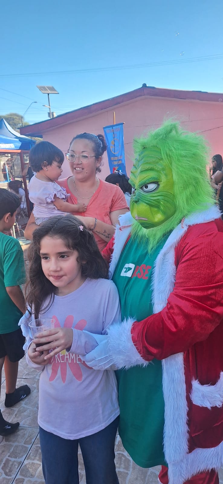 Papá Noel recibe a niños durante celebración navideña en sede vecinal Eduardo Vigil de Taltal