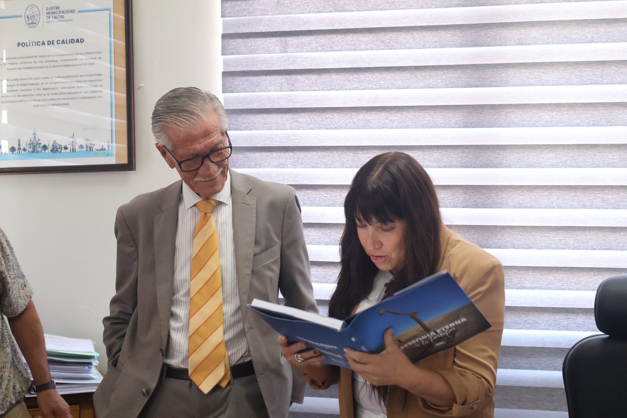 Revisión y lectura del libro patrimonial “Cantón Aguas Blancas” durante reunión en Taltal.