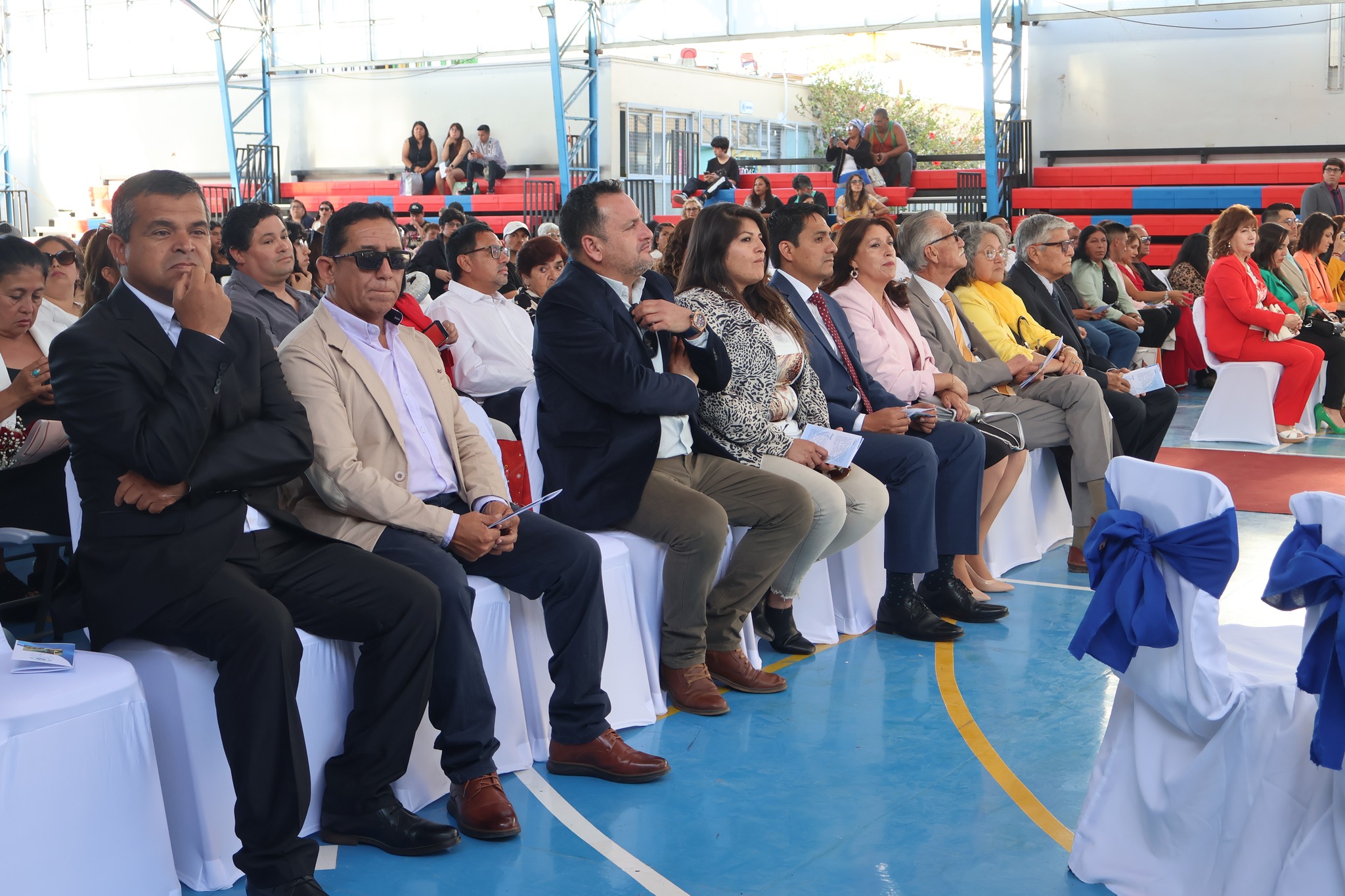 Autoridades y asistentes presentes en primera fila durante acto escolar en Taltal.