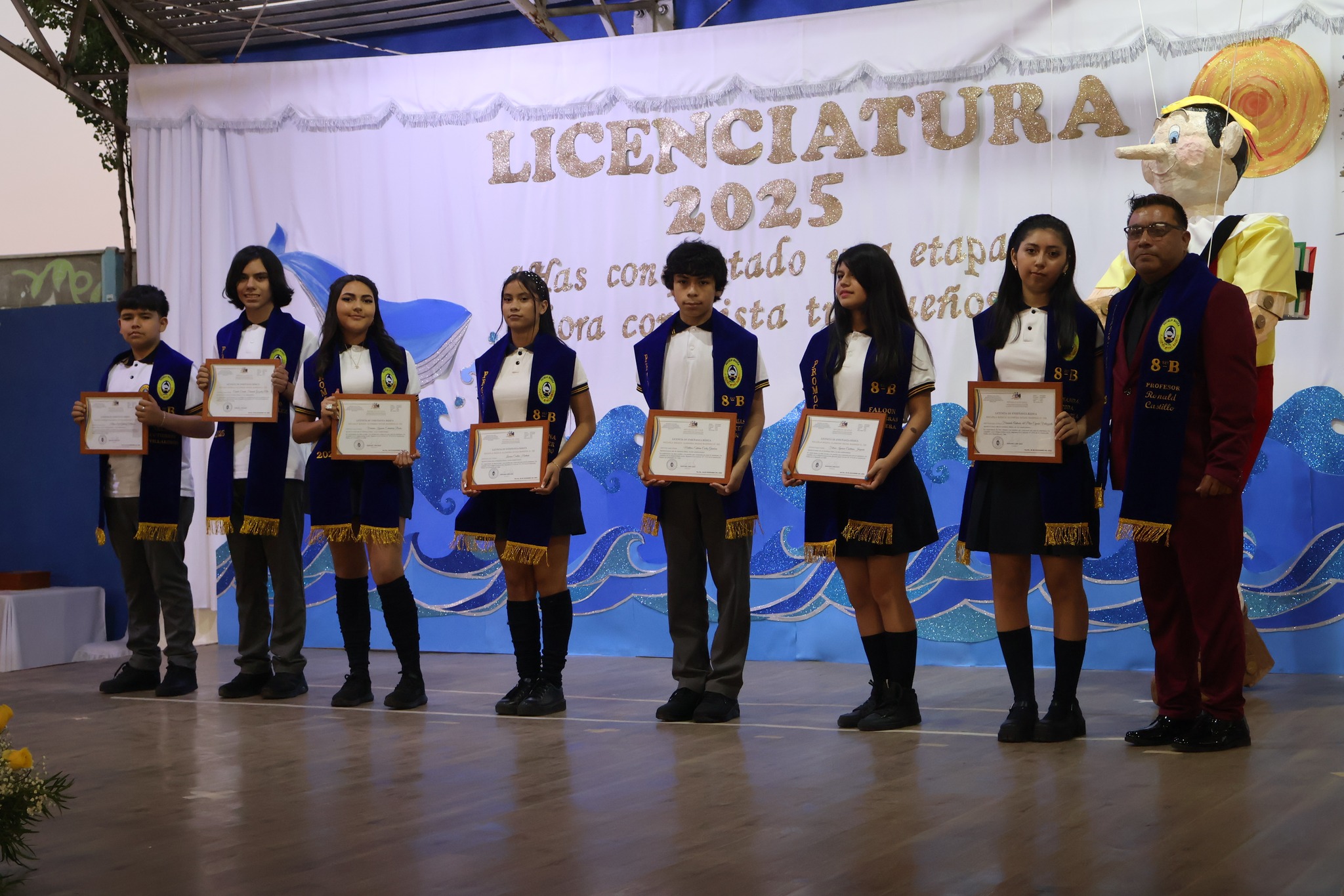 Estudiantes licenciados del curso 8° básico junto a su profesor jefe