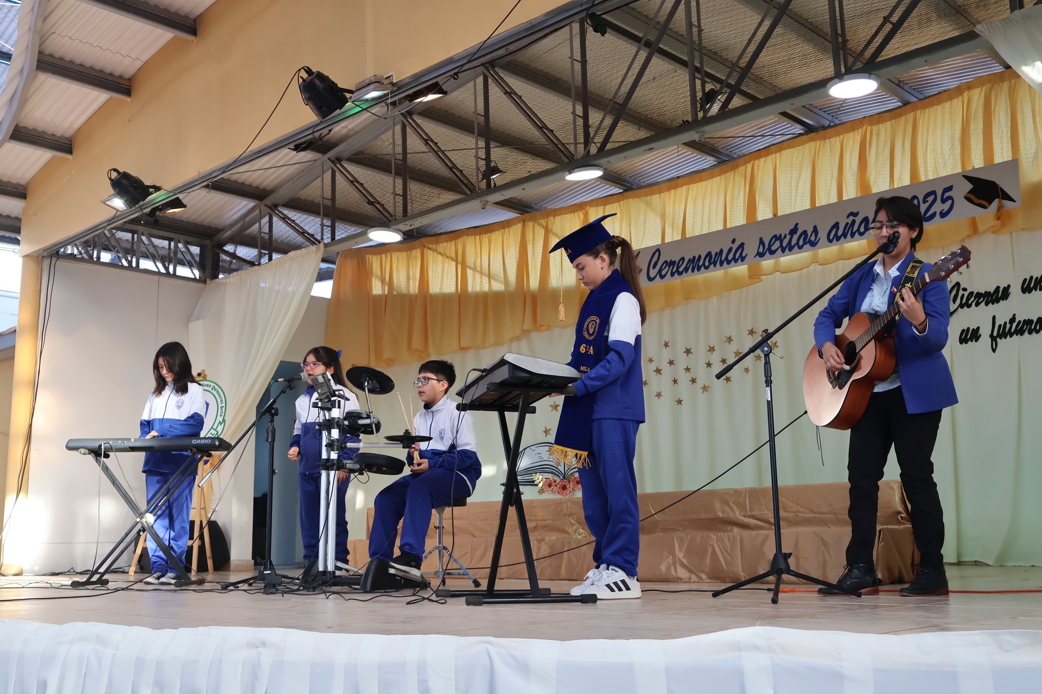 Número musical en escenario durante despedida de sextos básicos 2025 en Taltal.