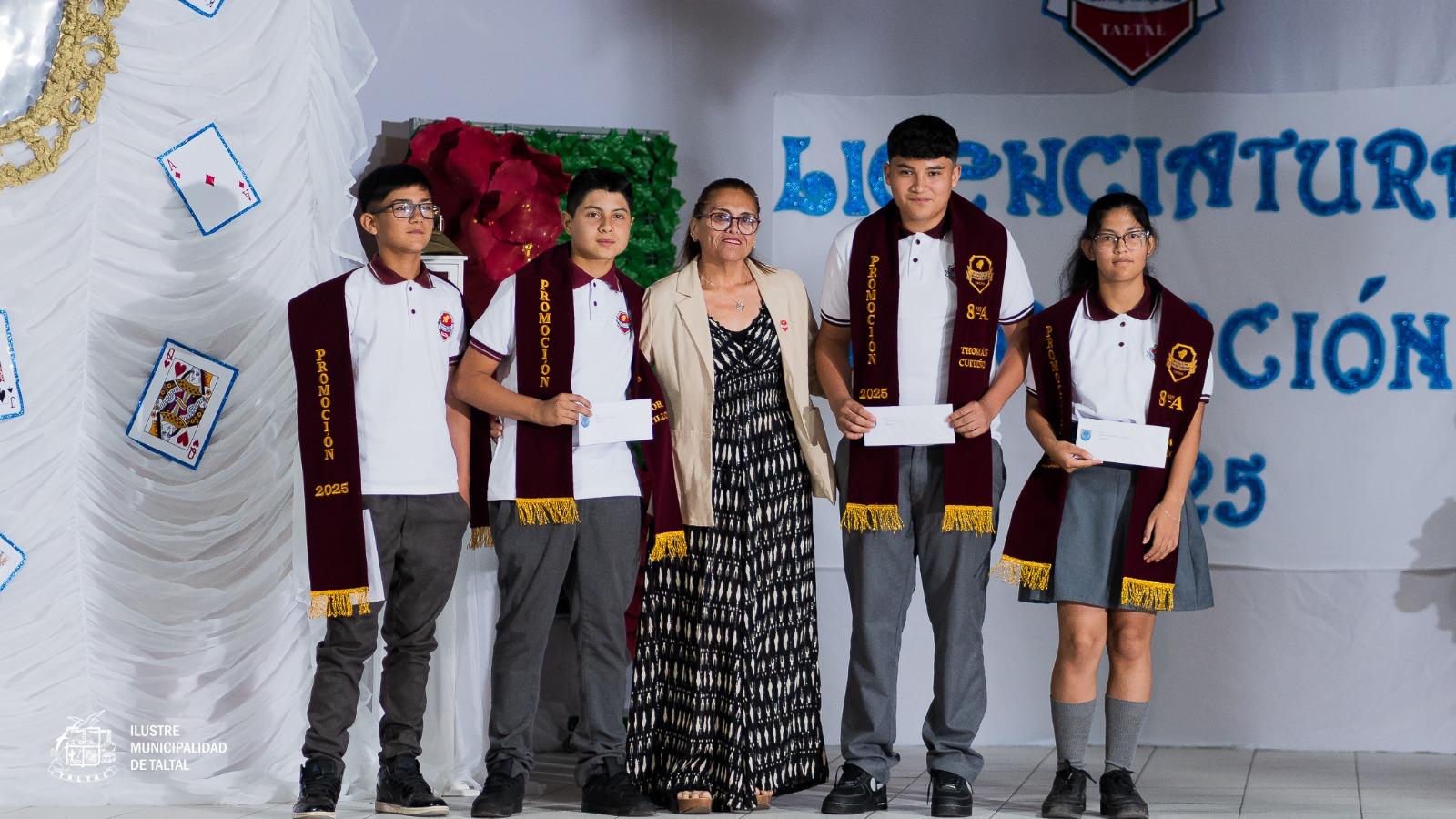 Grupo de alumnos graduados recibiendo estímulos académicos en la ceremonia de fin de año.