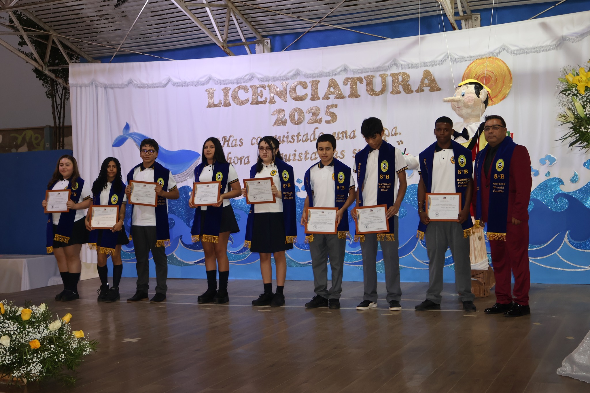 Estudiantes de octavo básico reciben diplomas en ceremonia de licenciatura 2025