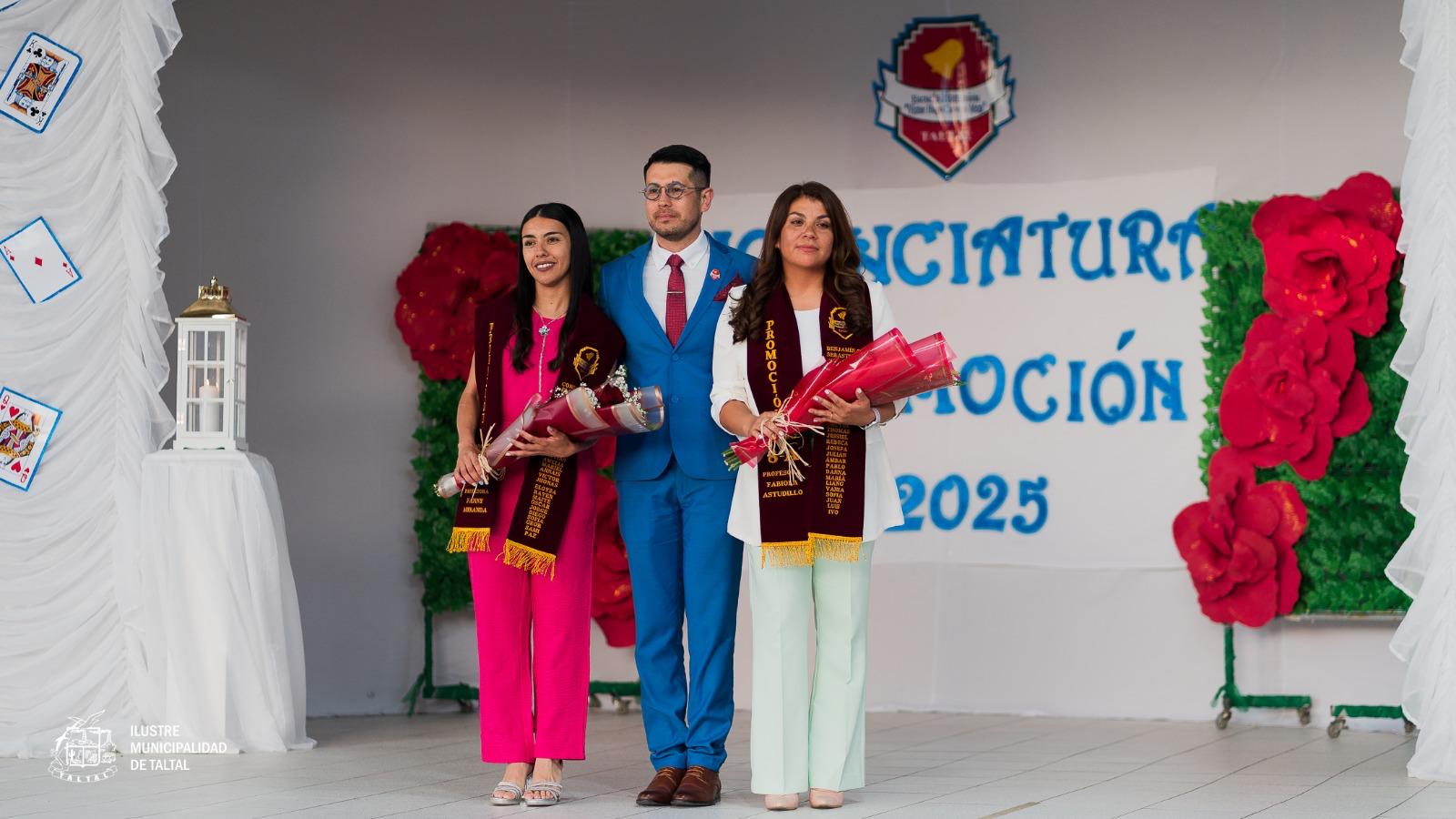 Docentes reciben flores y reconocimientos por su labor formativa con la promoción 2025.